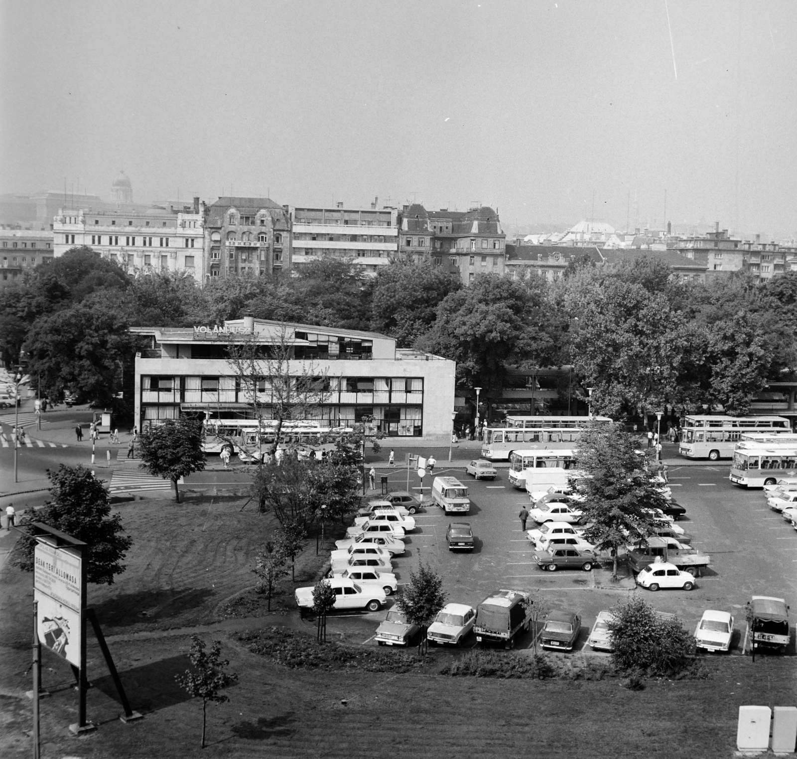 Hungary, Budapest V., Erzsébet (Engels) tér, szemben a VOLÁNBUSZ pályaudvar., 1975, Bojár Sándor, Budapest, Fortepan #195369