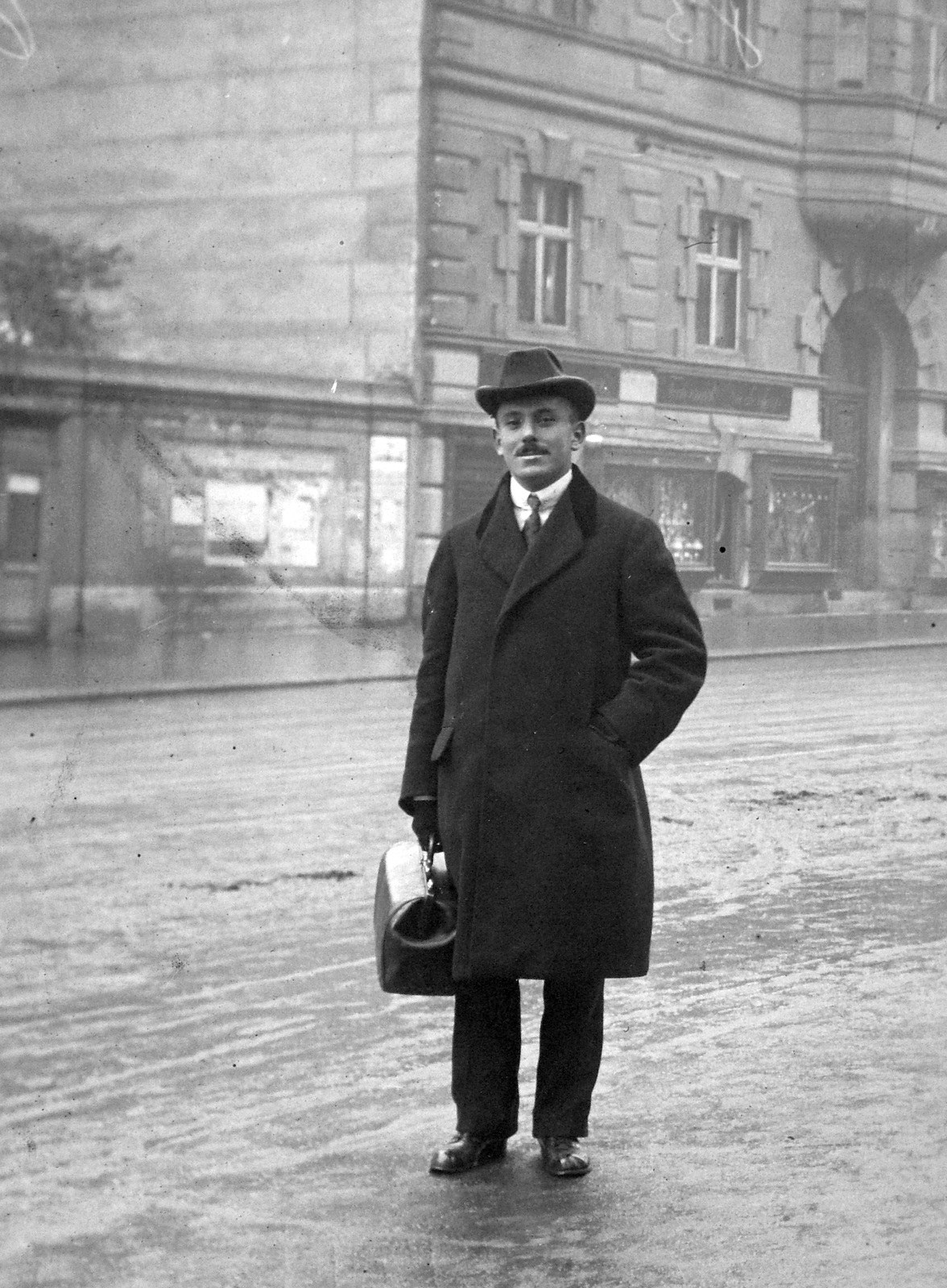 1924, Fortepan, portrait, street view, man, bag, Fortepan #19537