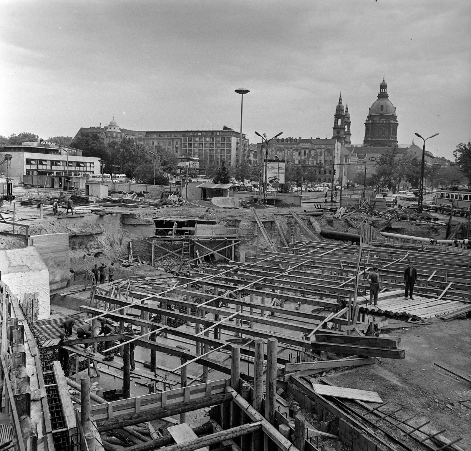 Magyarország, Budapest V., Deák Ferenc tér, az aluljáró építkezése. Háttérben az Erzsébet (Engels) tér., 1974, Bojár Sándor, Budapest, Fortepan #195380