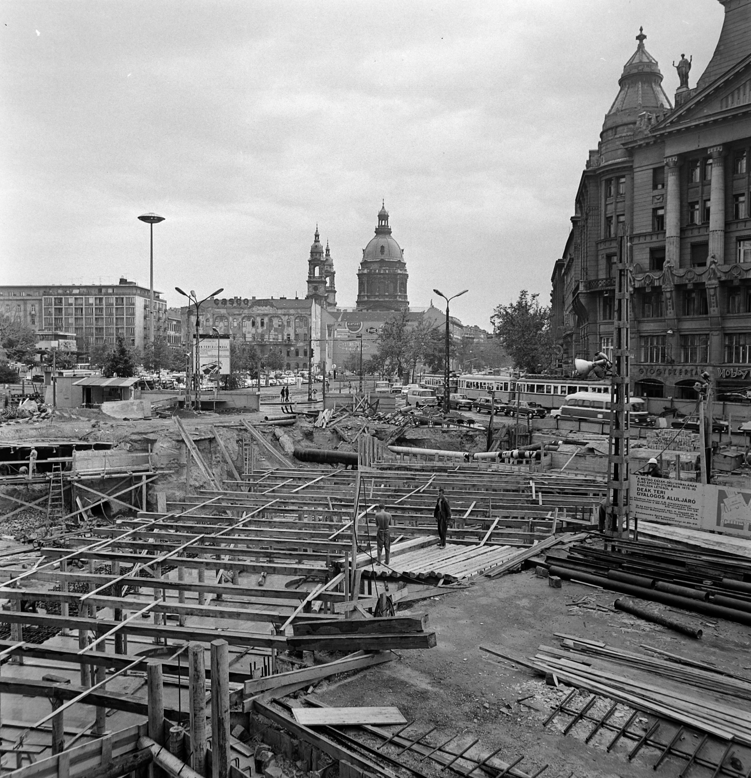 Magyarország, Budapest V.,Budapest VI., Deák Ferenc tér, az aluljáró építkezése. Balra az Erzsébet (Engels) tér, szemben a Bajcsy-Zsilinszky út, jobbra az Anker-ház., 1974, Bojár Sándor, Budapest, Fortepan #195381