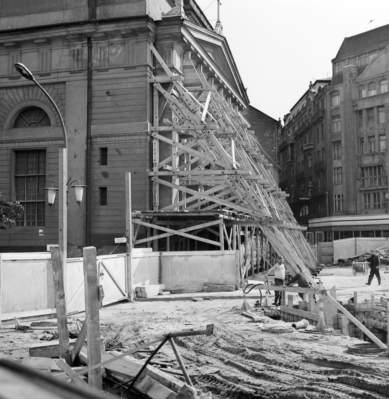 Hungary, Budapest V., Deák Ferenc tér, az aluljáró építkezése, jobbra a háttérben a Sütő utca., 1974, Bojár Sándor, Budapest, Fortepan #195385