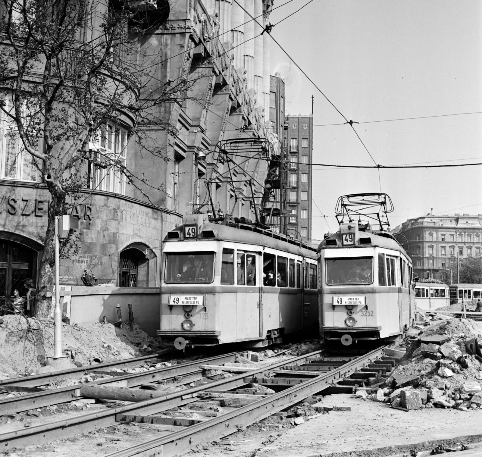 Hungary, Budapest VI.,Budapest VII., Károly (Tanács) körút a Deák Ferenc tér felől nézve, balra az Anker-ház., 1974, Bojár Sándor, Budapest, Fortepan #195387