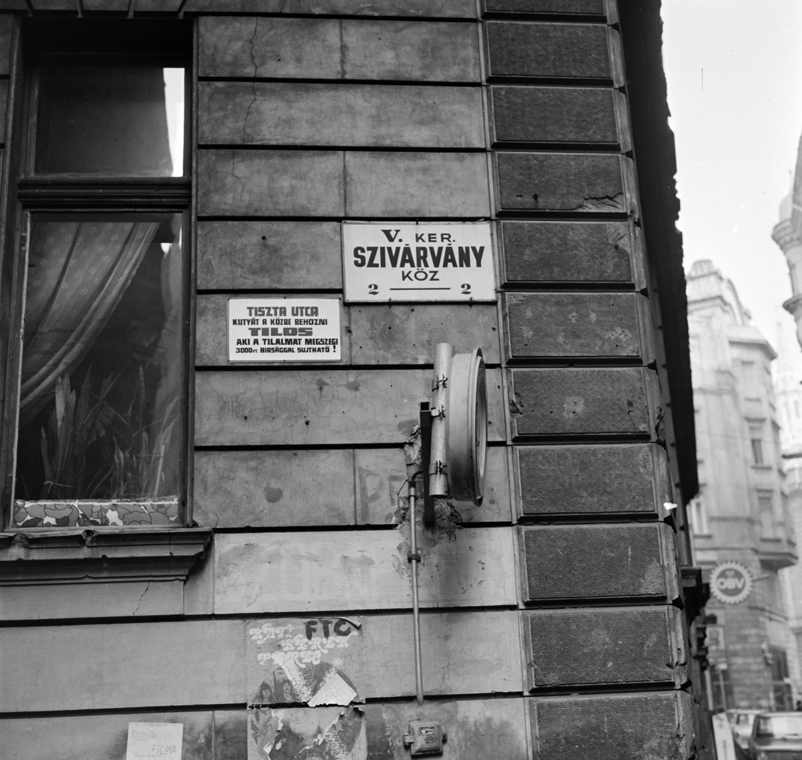 Hungary, Budapest V., Pilinszky János (Szivárvány) köz, jobbra a Cukor utca az Irányi utca - Ferenciek tere (Károlyi Mihály utca) sarkán álló épület felé nézve., 1978, Bojár Sándor, Budapest, Fortepan #195390