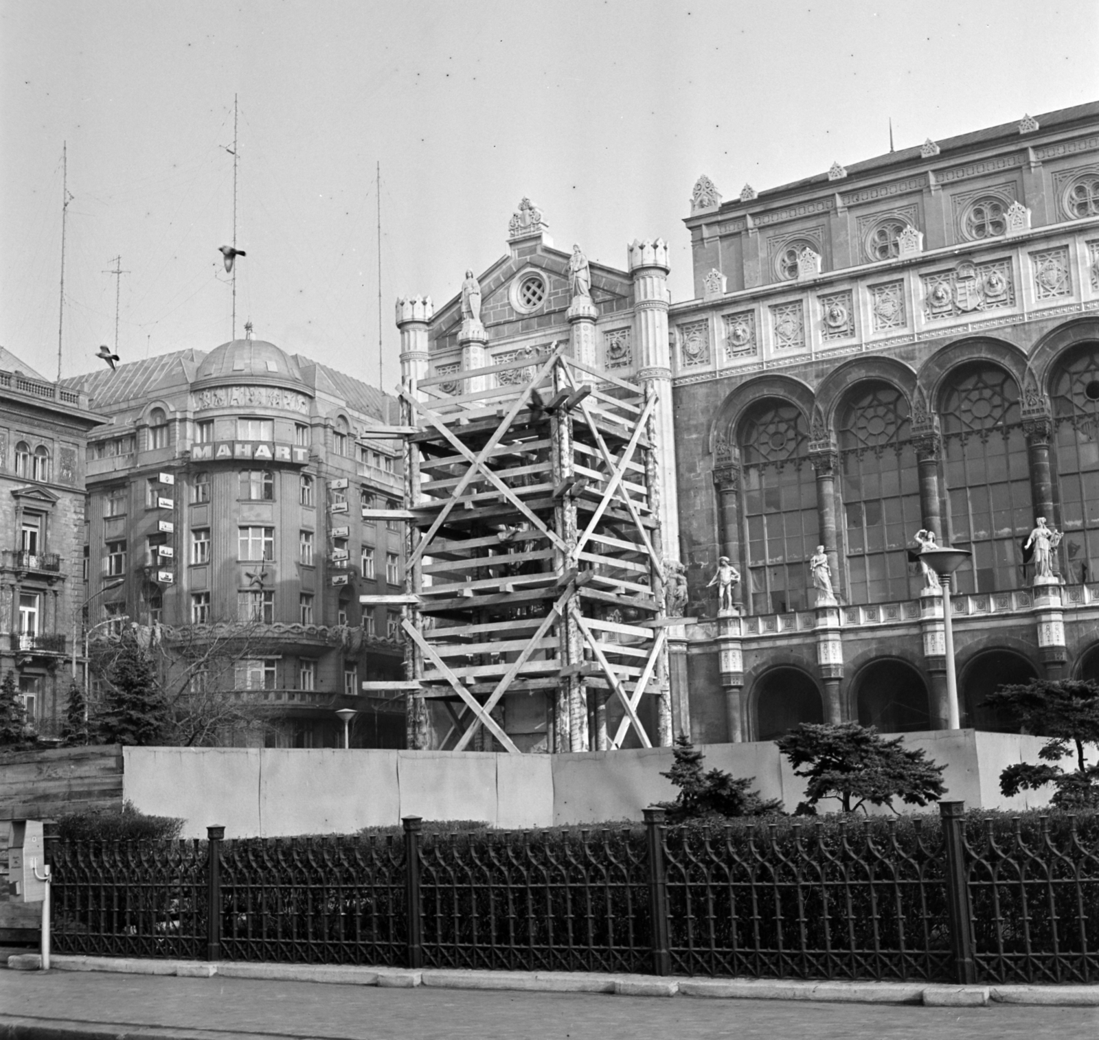 Hungary, Budapest V., Vigadó tér, szovjet hősi emlékmű építése., 1975, Bojár Sándor, Budapest, Fortepan #195395