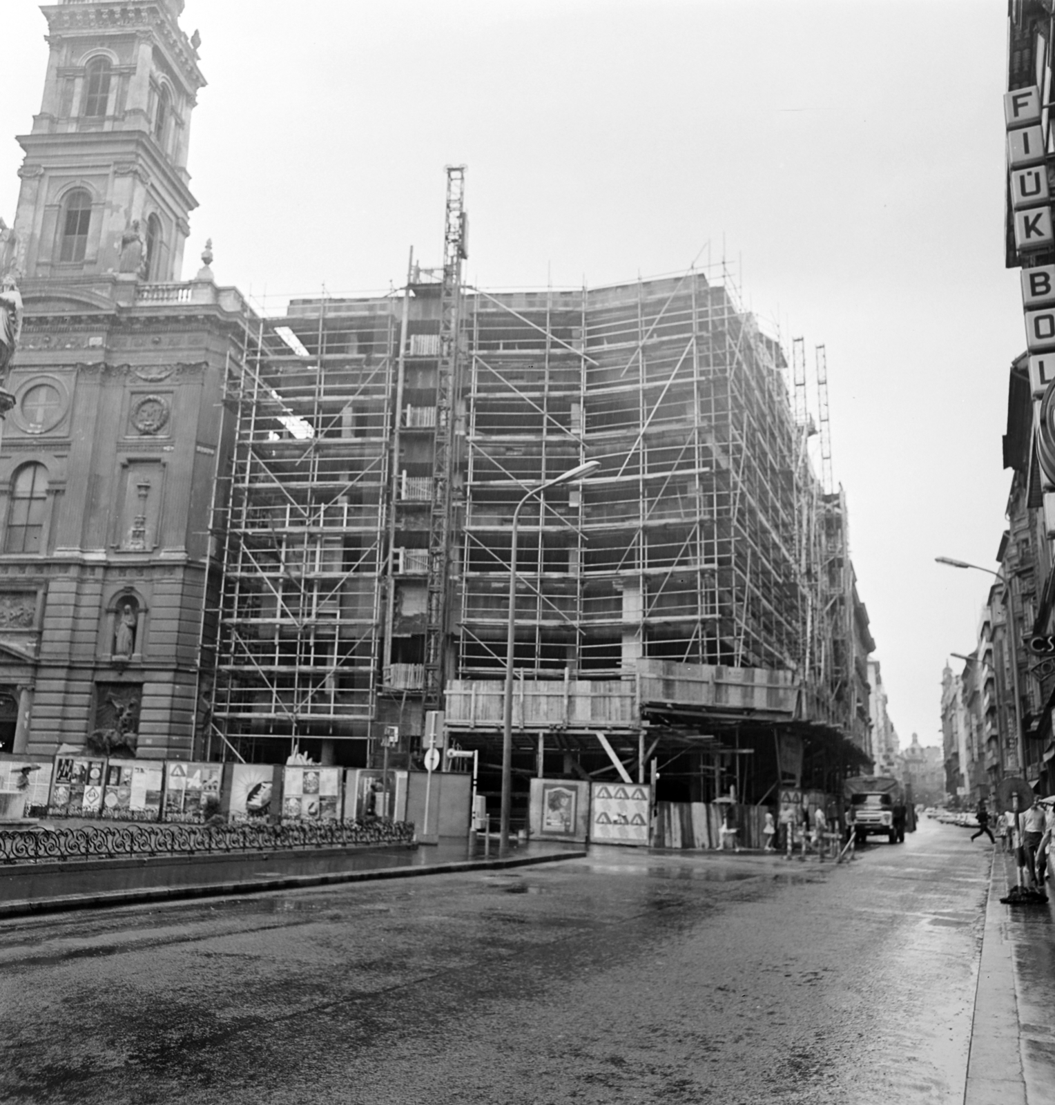 Hungary, Budapest V., Szervita (Martinelli) tér a Kristóf tér irányából a Petőfi Sándor utca felé nézve. Szemben a Belvárosi Szent Anna-templom (szervita templom), mellette a Belvárosi Távbeszélő Központ építkezése., 1975, Bojár Sándor, Budapest, Fortepan #195396