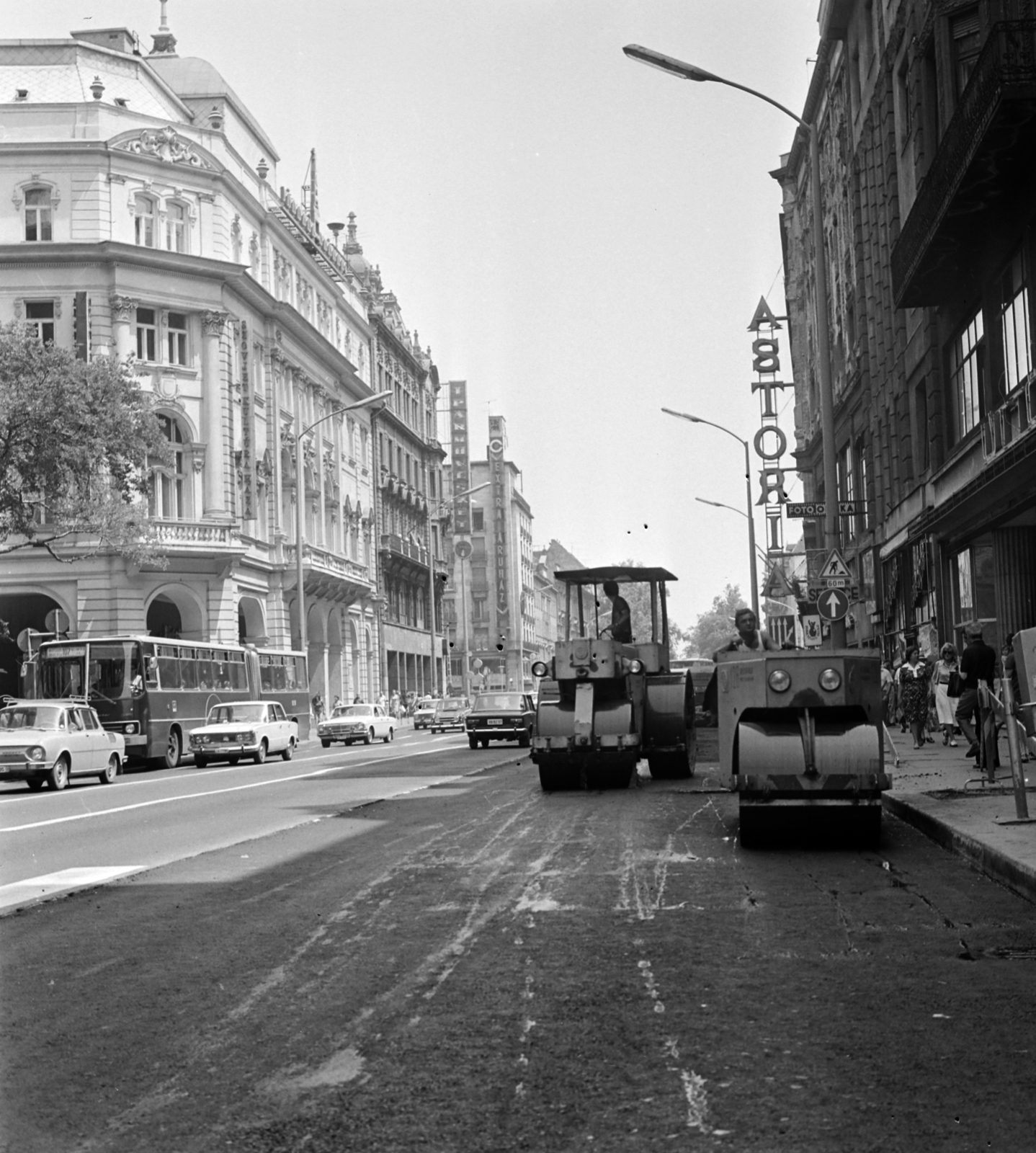 Magyarország, Budapest V., Kossuth Lajos utca az Astoria felé nézve, balra a Semmelweis utca torkolatánál a Szovjet Kultúra és Tudomány Háza (korábban Országos kaszinó, utána a Magyar Szovjet Társaság Országos Központja, később Magyarok Háza)., 1975, Bojár Sándor, Budapest, Fortepan #195397