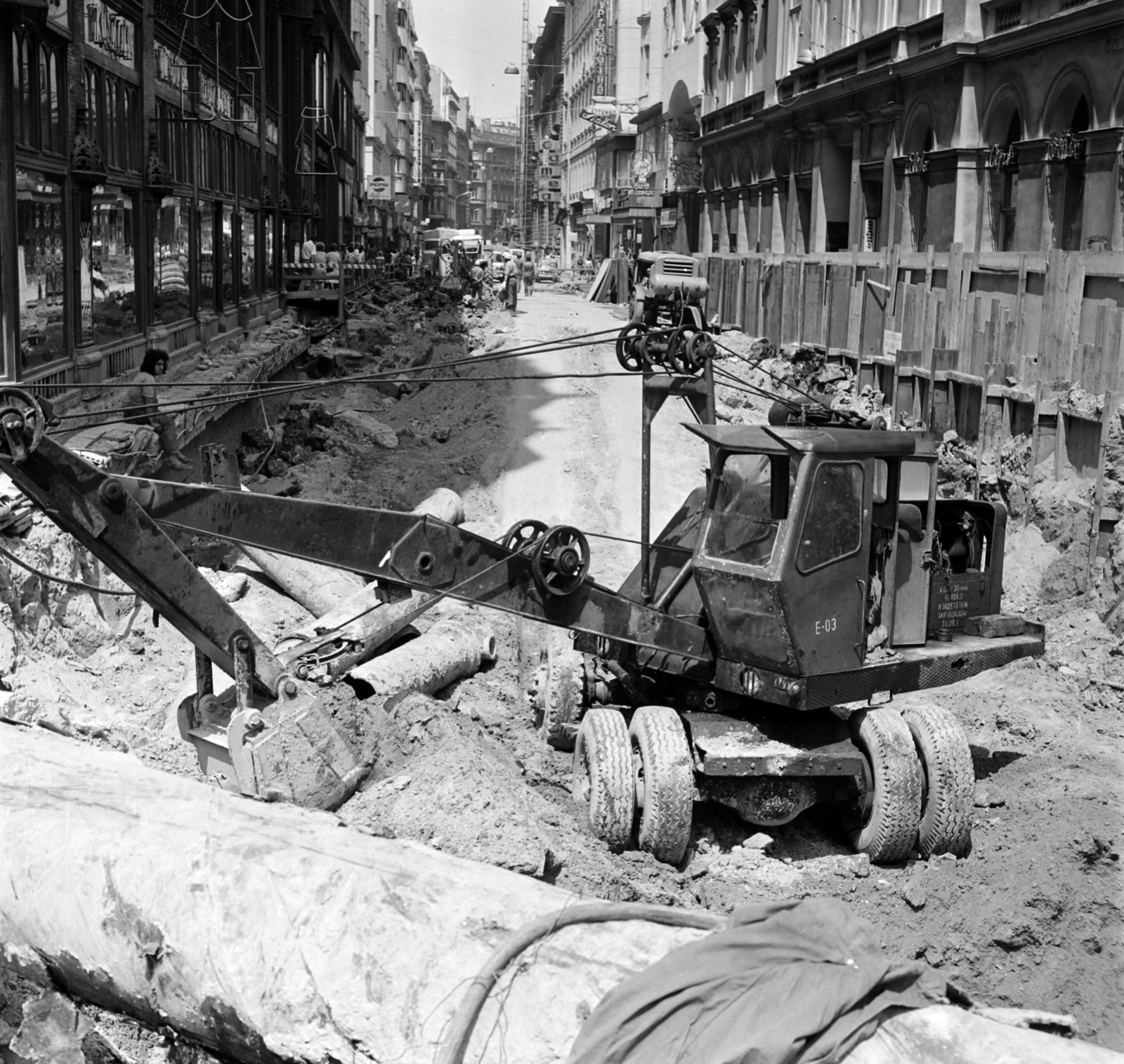 Hungary, Budapest V., Petőfi Sándor utca a közúti aluljáró mélyítésén dolgozó munkagép. A felvétel a Ferenciek tere (Felszabadulás tér) aluljárórendszerének kiépítésekor készült., 1975, Bojár Sándor, Budapest, Fortepan #195399