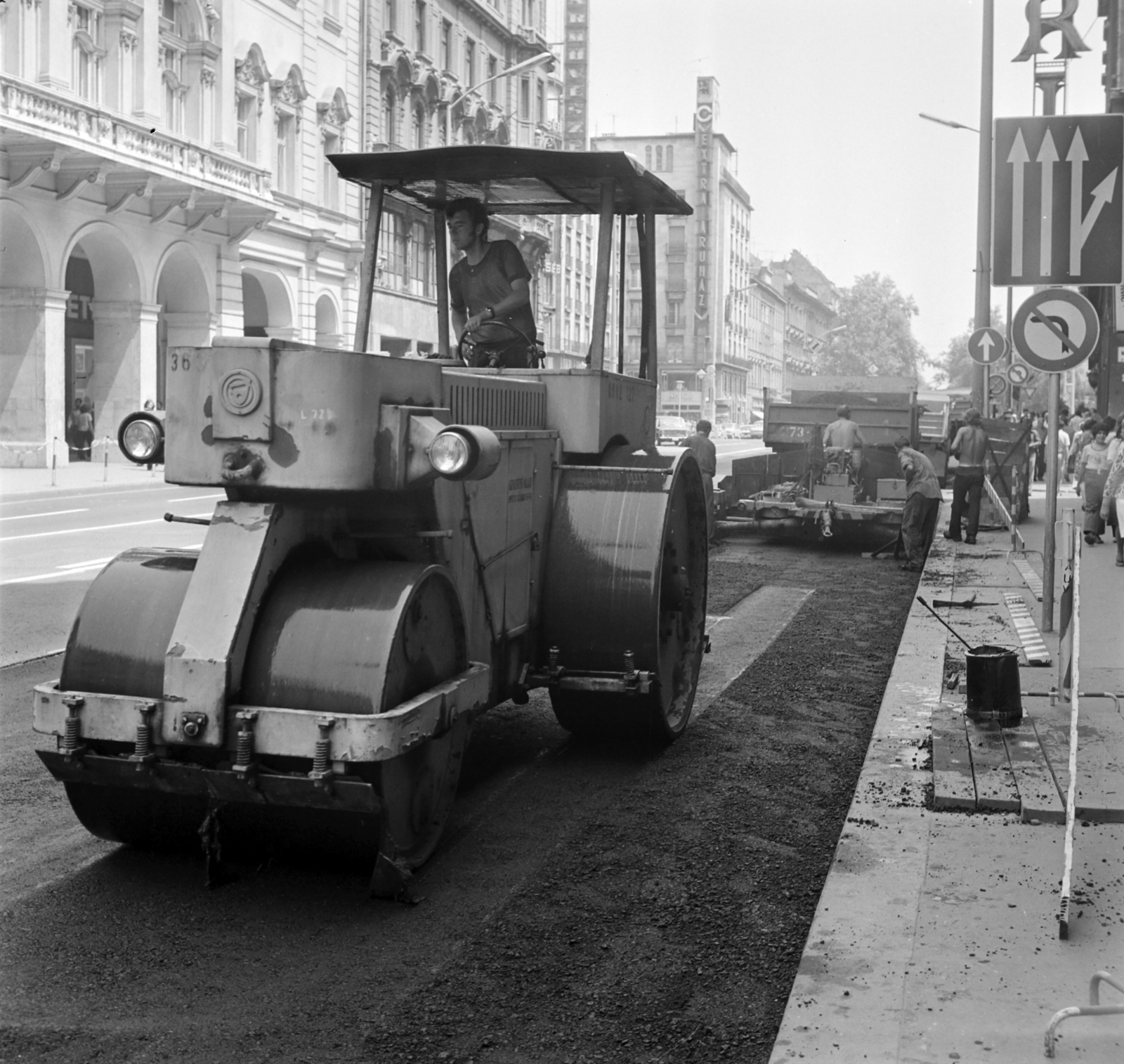 Hungary, Budapest V., Kossuth Lajos utca az Astoria kereszteződés felé nézve., 1975, Bojár Sándor, Budapest, Fortepan #195400