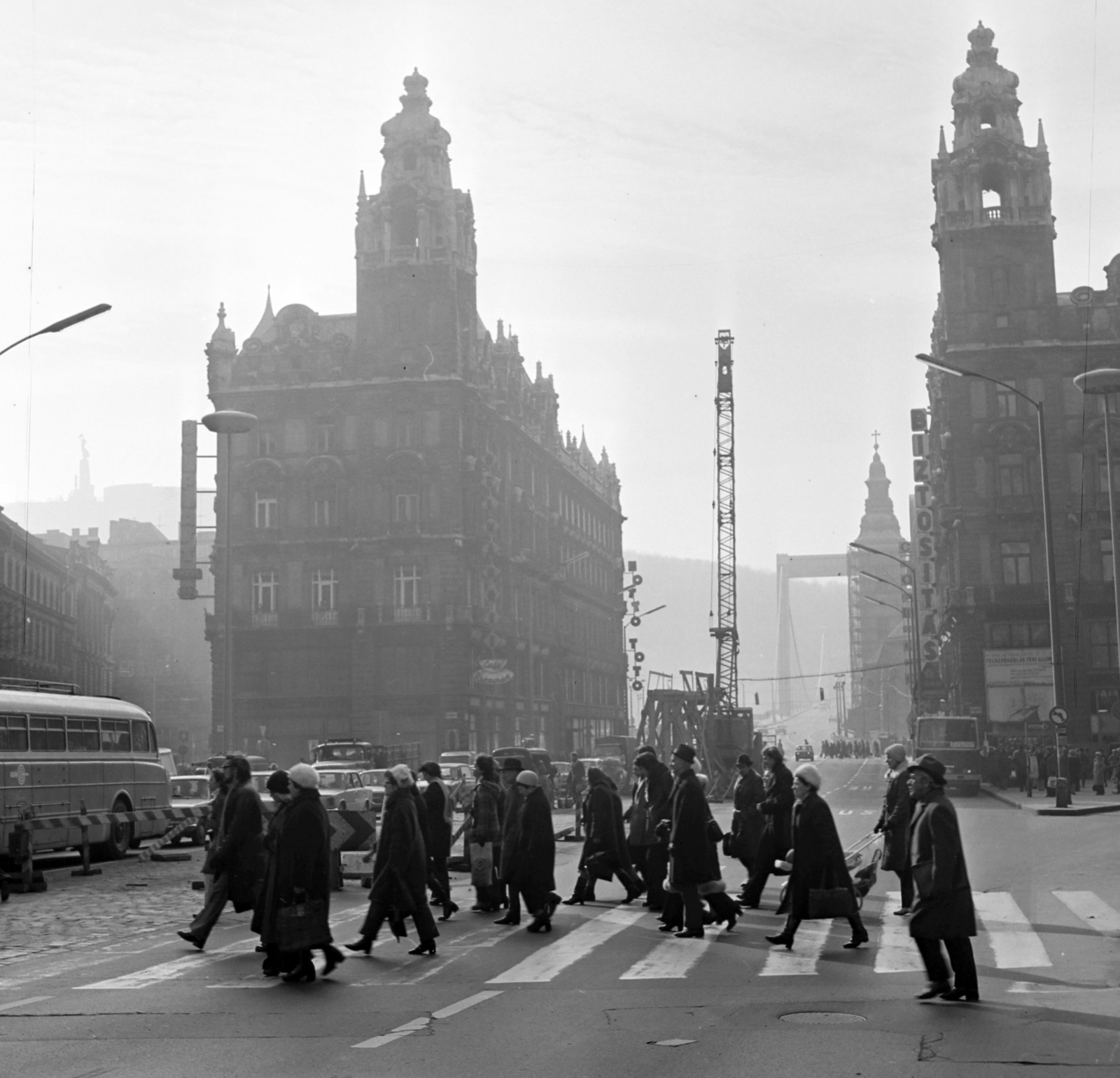 Hungary, Budapest V., Ferenciek tere (Felszabadulás tér) és a Szabad sajtó út két oldalán a Klotild paloták, az aluljárórendszer kiépítése idején., 1975, Bojár Sándor, Budapest, Fortepan #195404