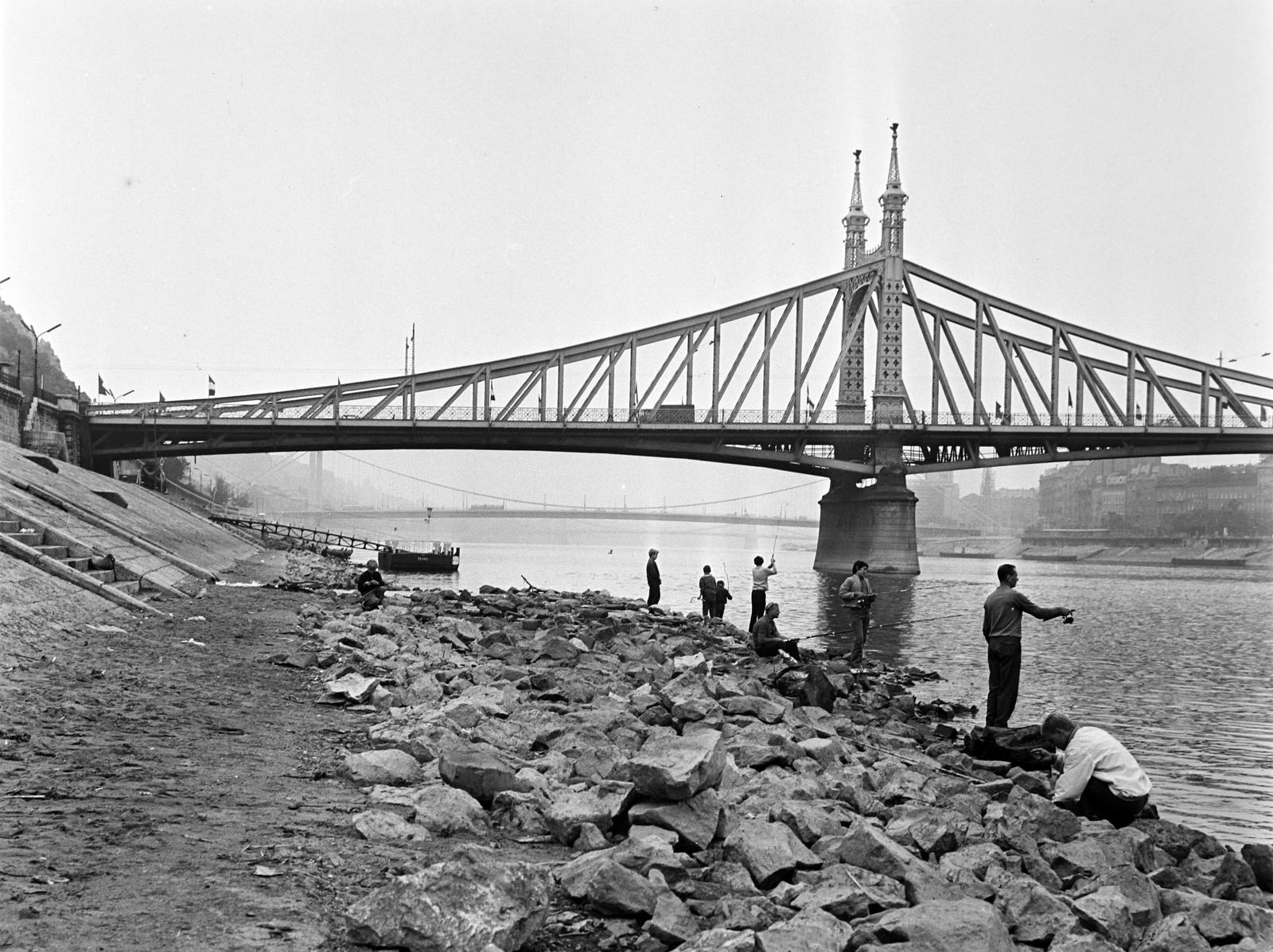 Hungary, Budapest XI.,Budapest V., horgászok a Budapesti Műszaki Egyetem (később Budapesti Műszaki és Gazdaságtudományi Egyetem) előtti Duna-parton, háttérben a Szabadság híd és az Erzsébet híd., 1973, Bojár Sándor, Budapest, Budapest University of Technology, Fortepan #195416