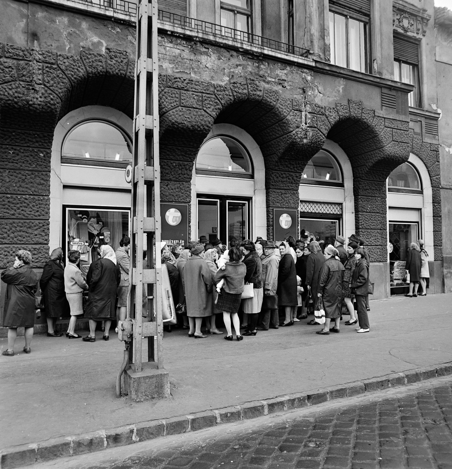 Hungary, Budapest IV., Árpád út 21., a Temaforg Vállalat Textil- és Fonalboltja., 1974, Bojár Sándor, Budapest, Fortepan #195422