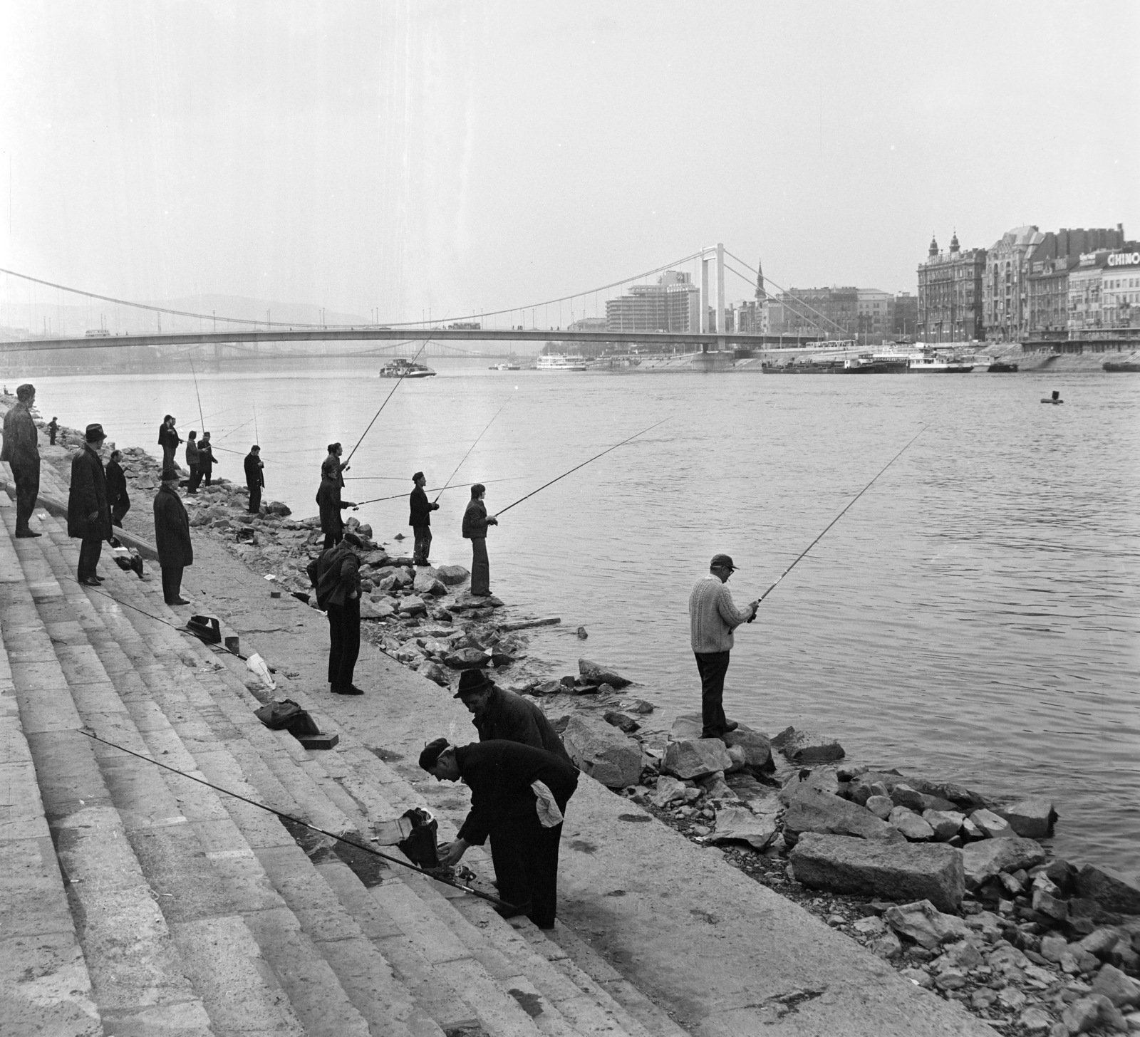 Hungary, Budapest XI.,Budapest V., horgászok a Gellért-hegy alatti Duna-parton, háttérben az Erzsébet híd., 1975, Bojár Sándor, Budapest, Fortepan #195424