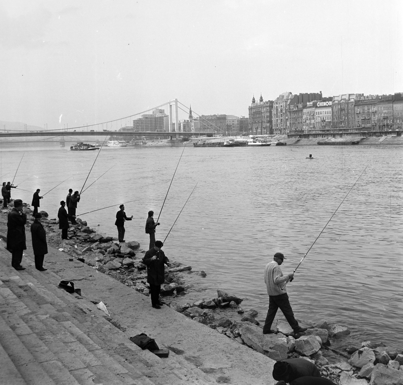 Hungary, Budapest XI.,Budapest V., horgászok a Gellért-hegy alatti Duna-parton, háttérben az Erzsébet híd., 1975, Bojár Sándor, Budapest, Fortepan #195425