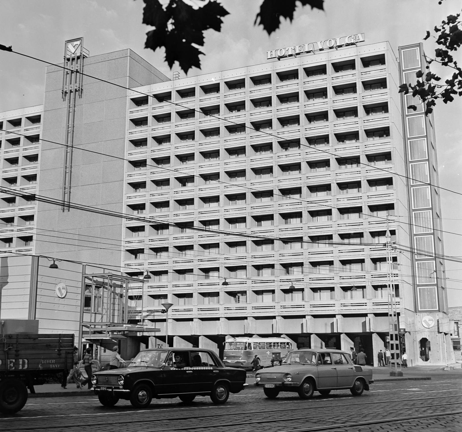 Hungary, Budapest XIII., Váci út - Dózsa György út sarok, Volga szálló., 1975, Bojár Sándor, Budapest, Fortepan #195442