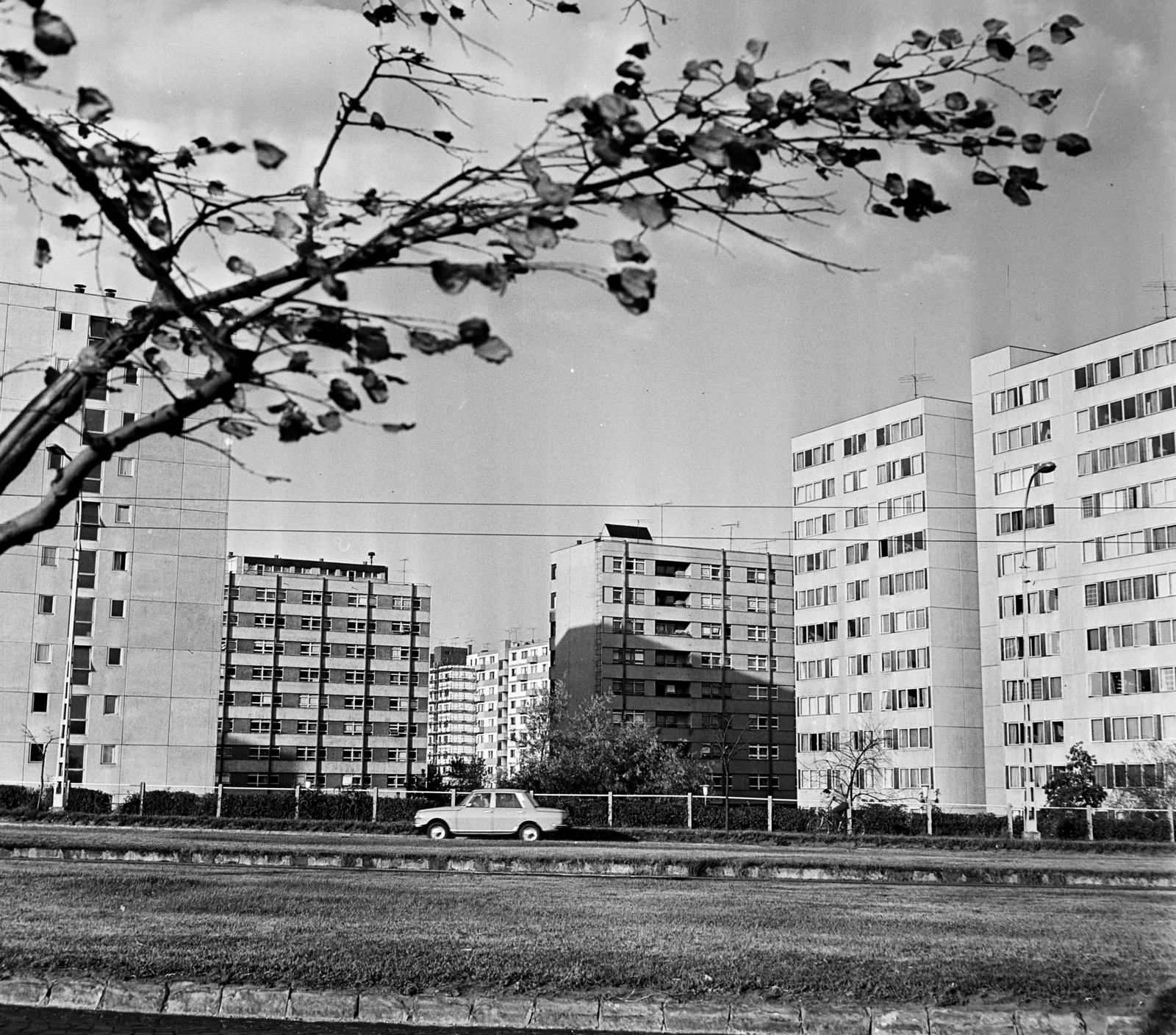 Hungary, Budapest XIII., Árpád híd pesti hídfő, Róbert Károly körút, a panelházak mögött a Karikás Frigyes utca házai., 1975, Bojár Sándor, Budapest, Fortepan #195443