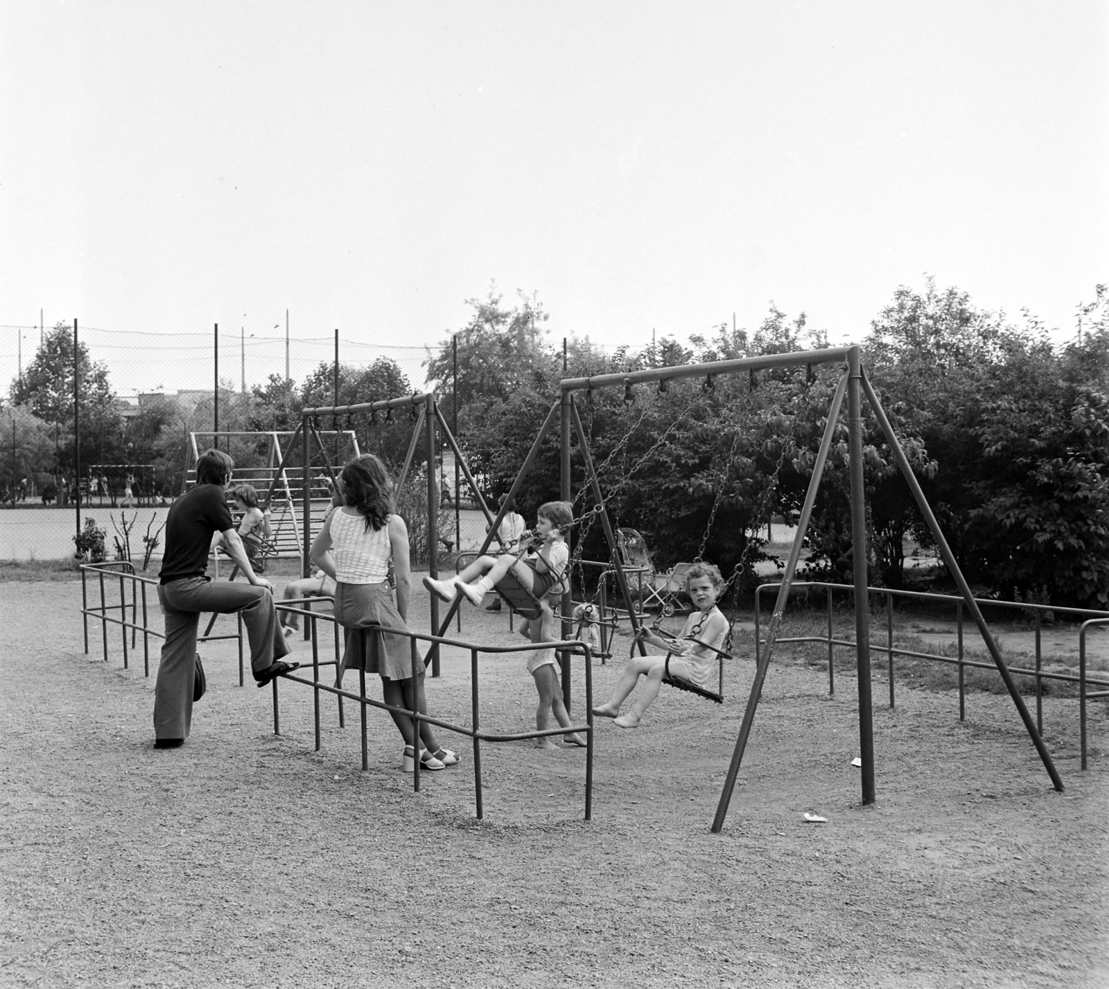 Hungary, Budapest IX., a mai Nehru part., 1975, Bojár Sándor, playground, Budapest, Fortepan #195449