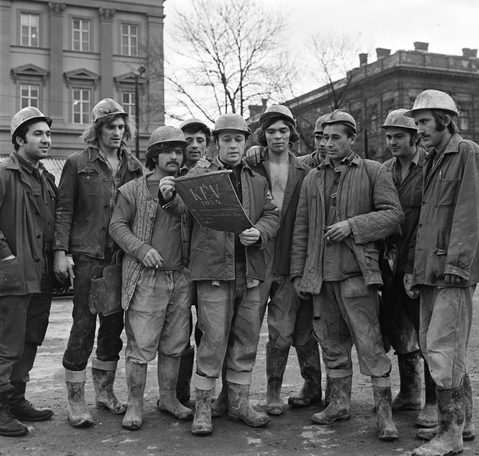 Hungary, Budapest VIII., Ludovika (Kun Béla ) tér, háttérben a Ludovika épületei, előtérben a metróépítés egyik építő brigádja., 1974, Bojár Sándor, Budapest, Fortepan #195457