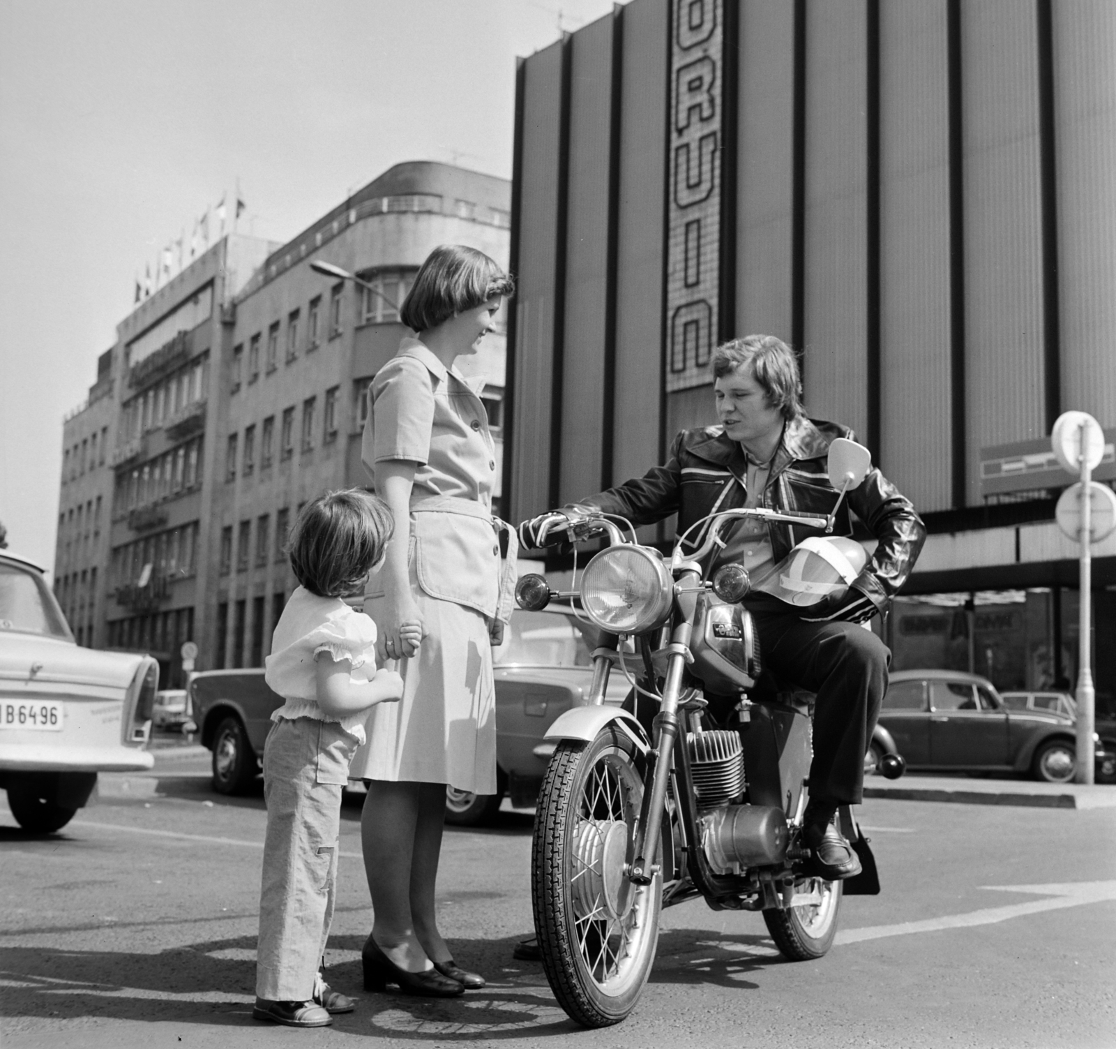 Hungary, Budapest VIII., Blaha Lujza tér, jobbra a Corvin Áruház., 1977, Bojár Sándor, Budapest, Fortepan #195459