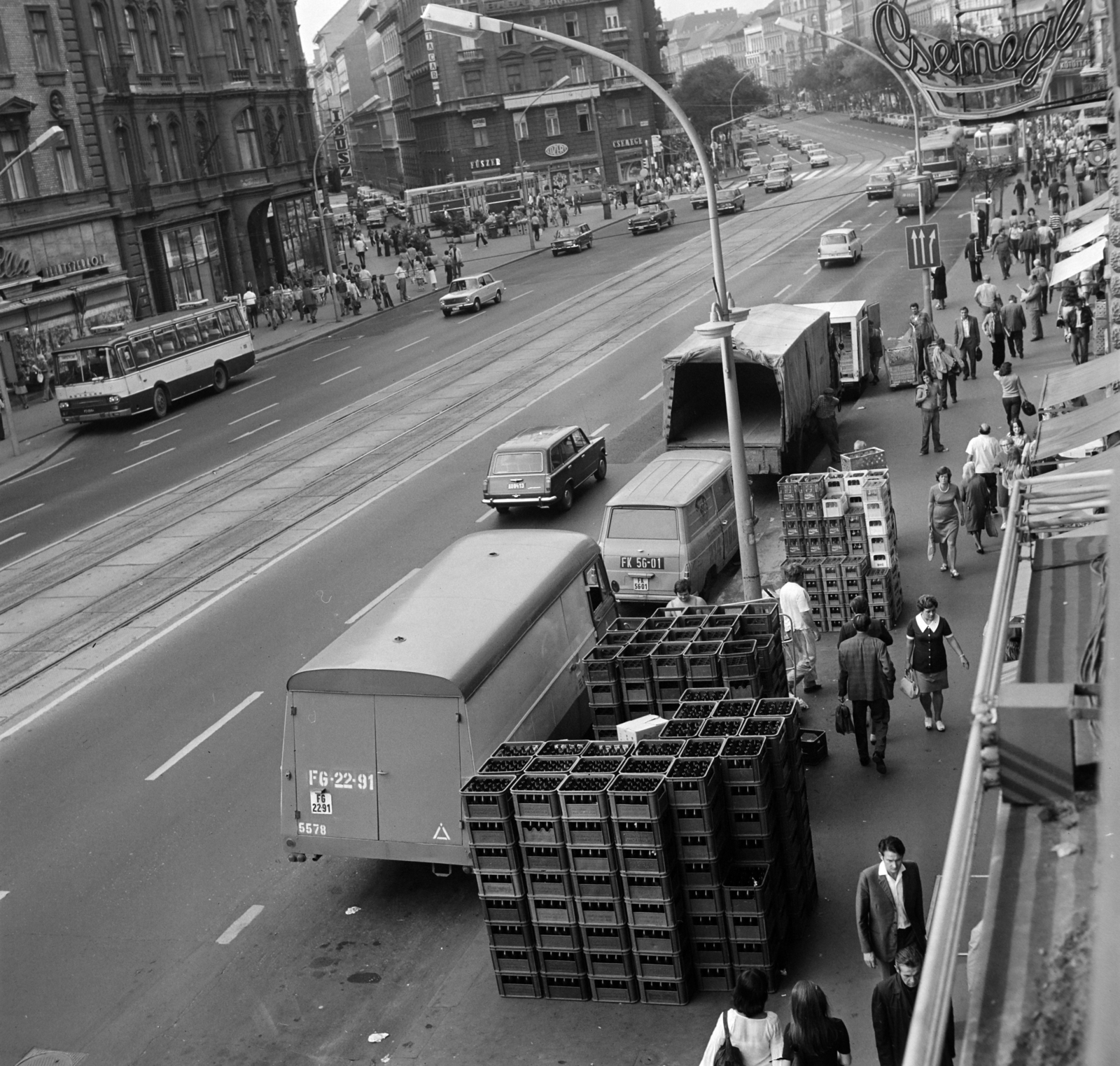 Magyarország, Budapest VII., Erzsébet (Lenin) körút a Rákóczi úttól a Dohány utca felé nézve., 1975, Bojár Sándor, Budapest, Robur-márka, Skoda 1203, VAZ 2102, rendszám, Fortepan #195468