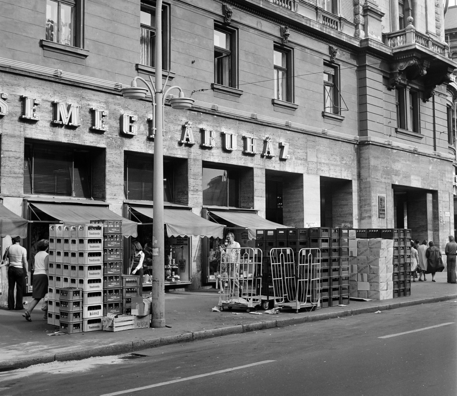 Hungary, Budapest VII., Erzsébet (Lenin) körút, Csemege Áruház / éjjel-nappal közért a Rákóczi út sarkán álló épületben., 1975, Bojár Sándor, Budapest, Fortepan #195469