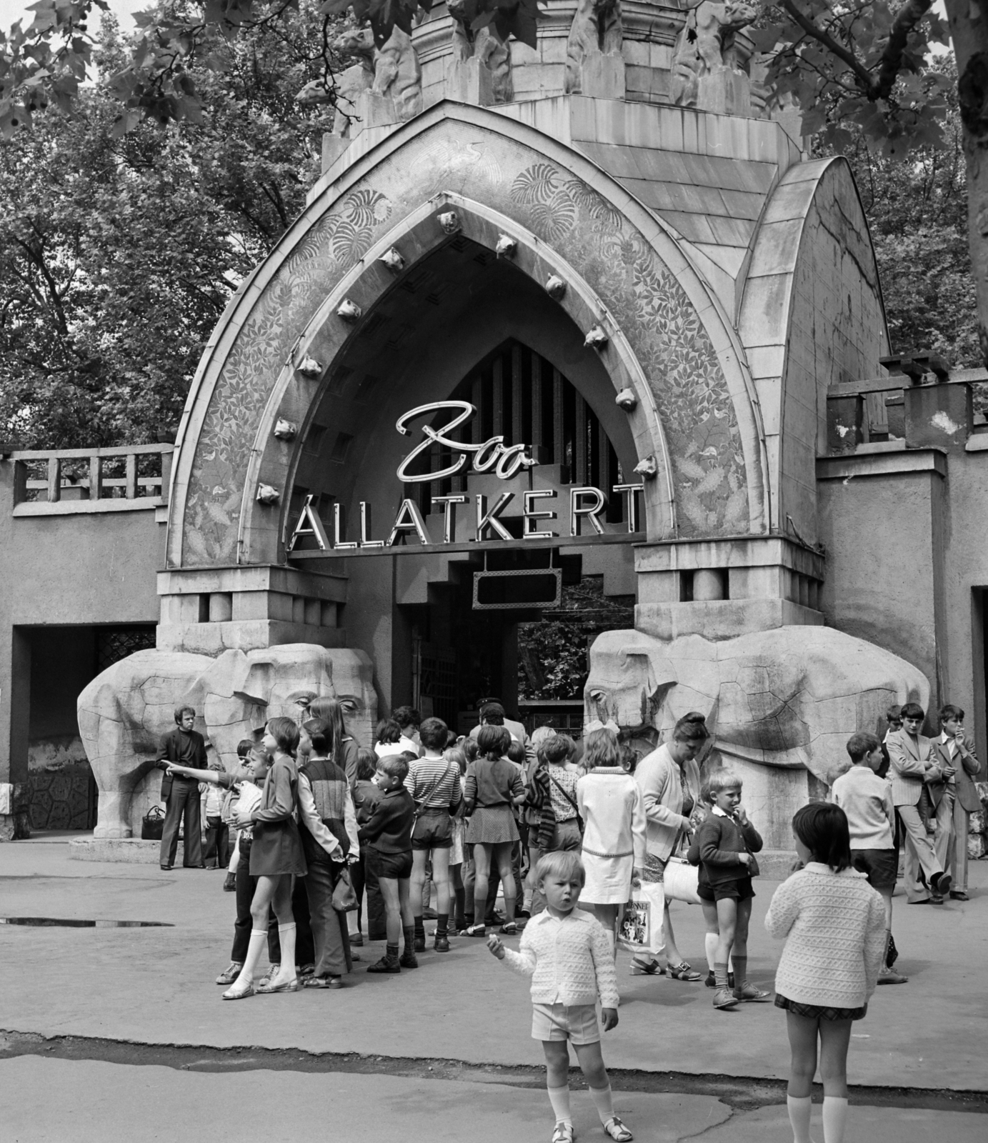Magyarország, Városliget,Állatkert, Budapest XIV., főbejárat., 1975, Bojár Sándor, Budapest, elefánt, Fortepan #195470
