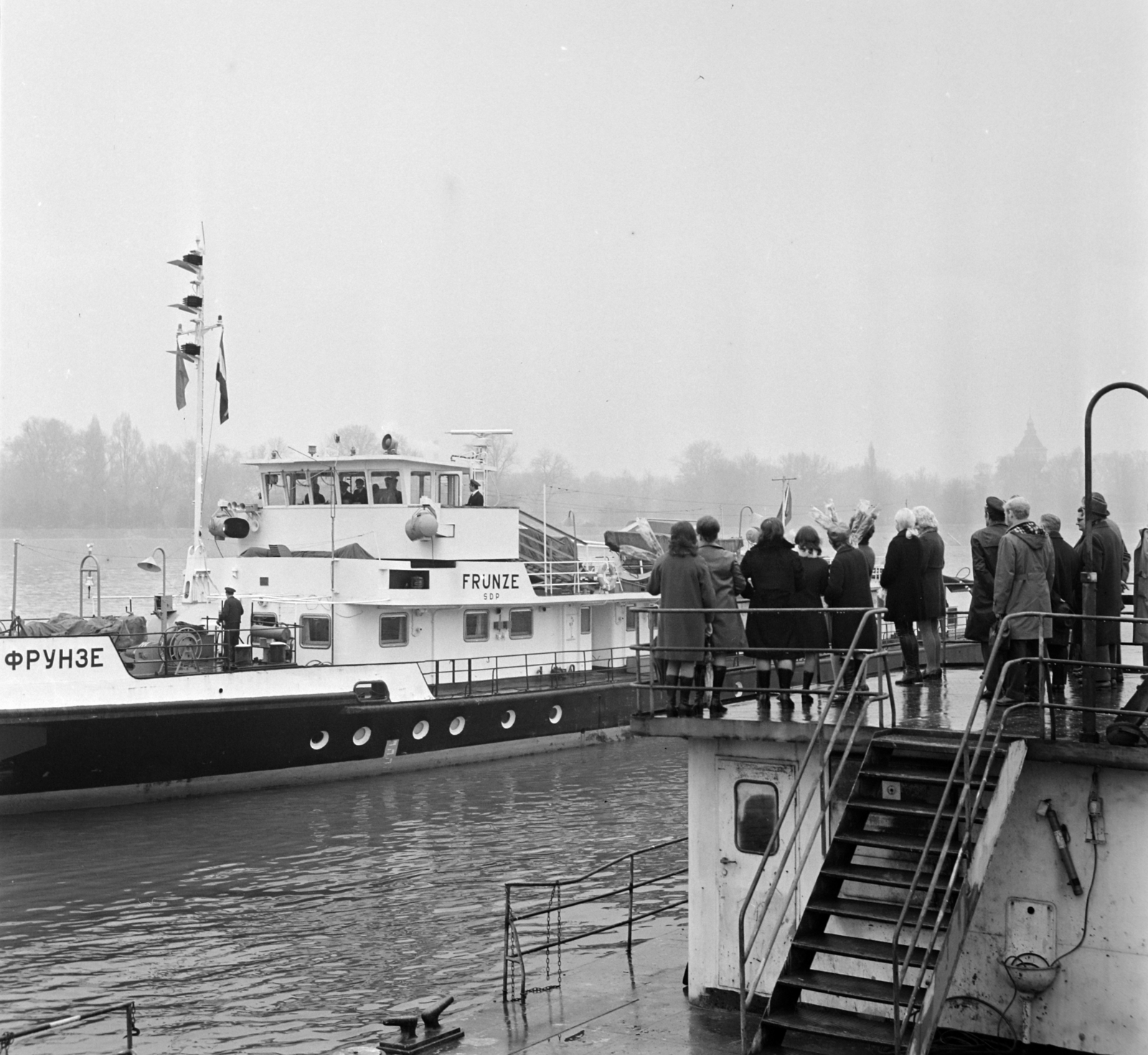 Hungary, Óbuda, Budapest III., az Óbudai Hajógyárban készült Frunze folyami toló-vontató motorhajó "látogatása". A felvétel a Hajógyári-öbölnél készült, háttérben a Margit-sziget., 1972, Bojár Sándor, Budapest, Fortepan #195478