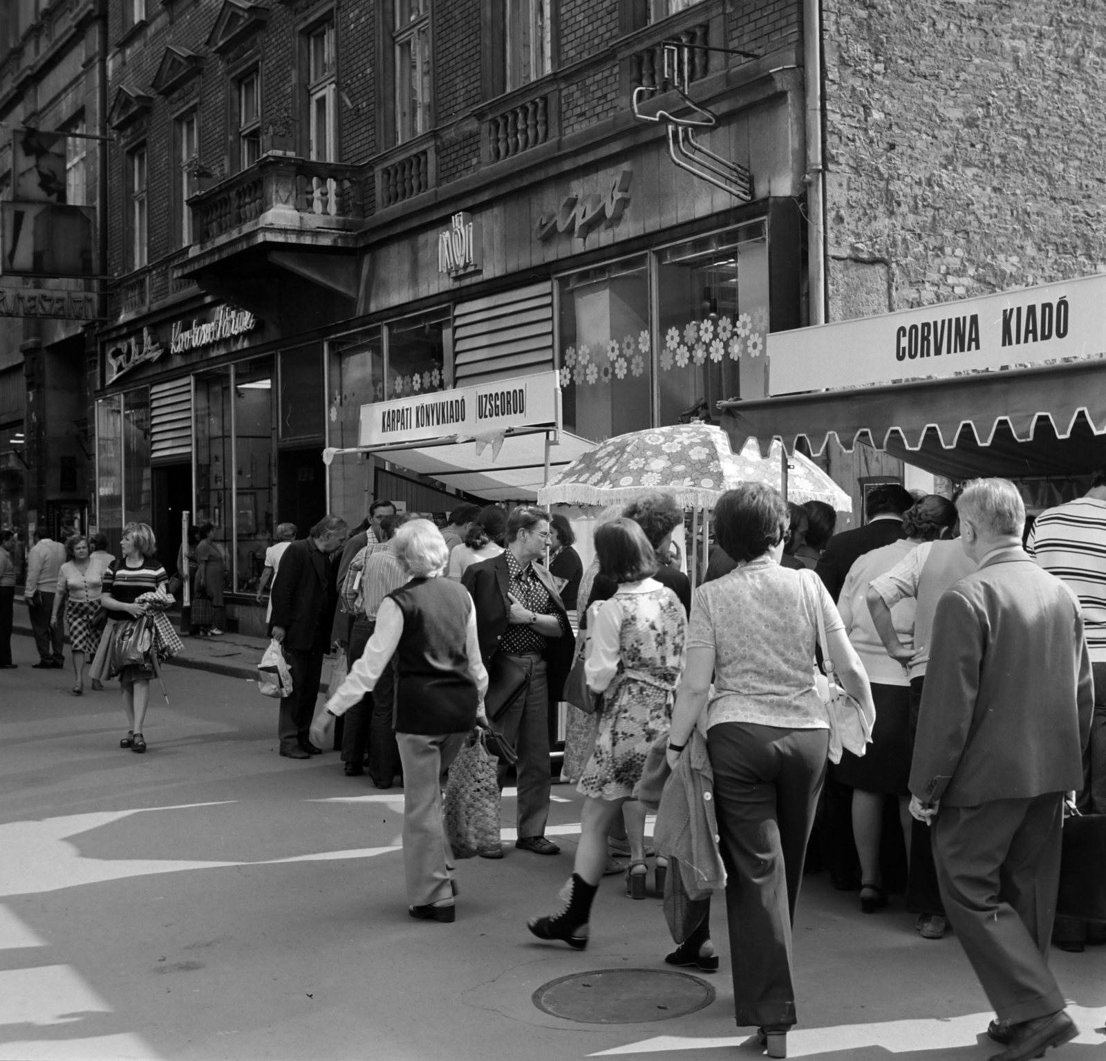 Hungary, Budapest V., Váci utca, szemben 23. számú ház. Ünnepi Könyvhét., 1975, Bojár Sándor, Budapest, Fortepan #195481