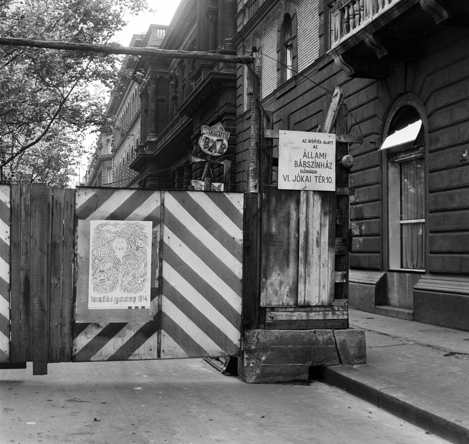 Magyarország, Budapest VI., Andrássy út (Népköztársaság útja) a Vörösmarty utcától az Izabella utca felé nézve., 1974, Bojár Sándor, bábszínház, Budapest, Fortepan #195485