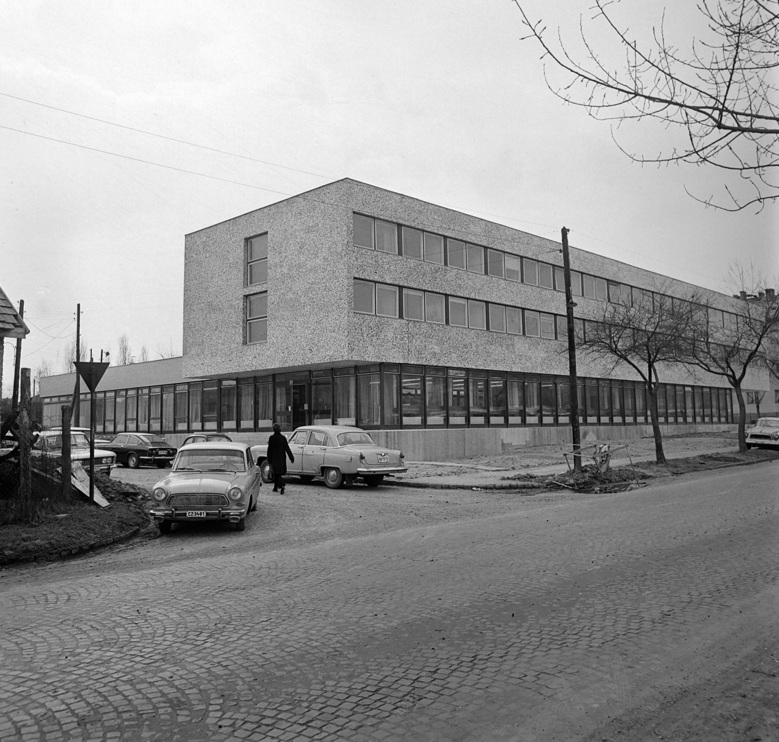 Hungary, Budapest XI., Hamzsabégi út 60., Ál­lami Biztosító Budapesti Gépjárműkárrendezési Központ Ajnácskő utca felőli oldala., 1971, Bojár Sándor, M21 Wolga, number plate, Borgward-brand, Budapest, Fortepan #195486