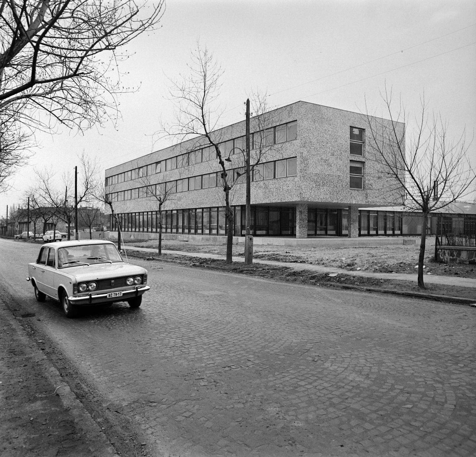 Hungary, Budapest XI., Hamzsabégi út 60., Ál­lami Biztosító Budapesti Gépjárműkárrendezési Központ Ajnácskő utca felőli oldala., 1971, Bojár Sándor, Budapest, Fortepan #195488