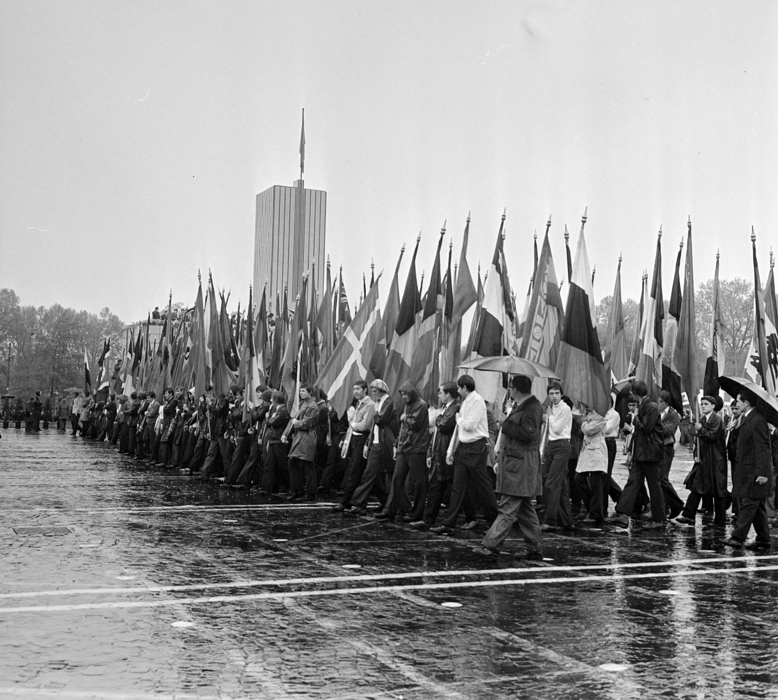 Magyarország, Budapest XIV., Ötvenhatosok tere (Felvonulási tér), május 1-i felvonulás, háttérben a dísztribün., 1974, Bojár Sándor, Budapest, Fortepan #195495