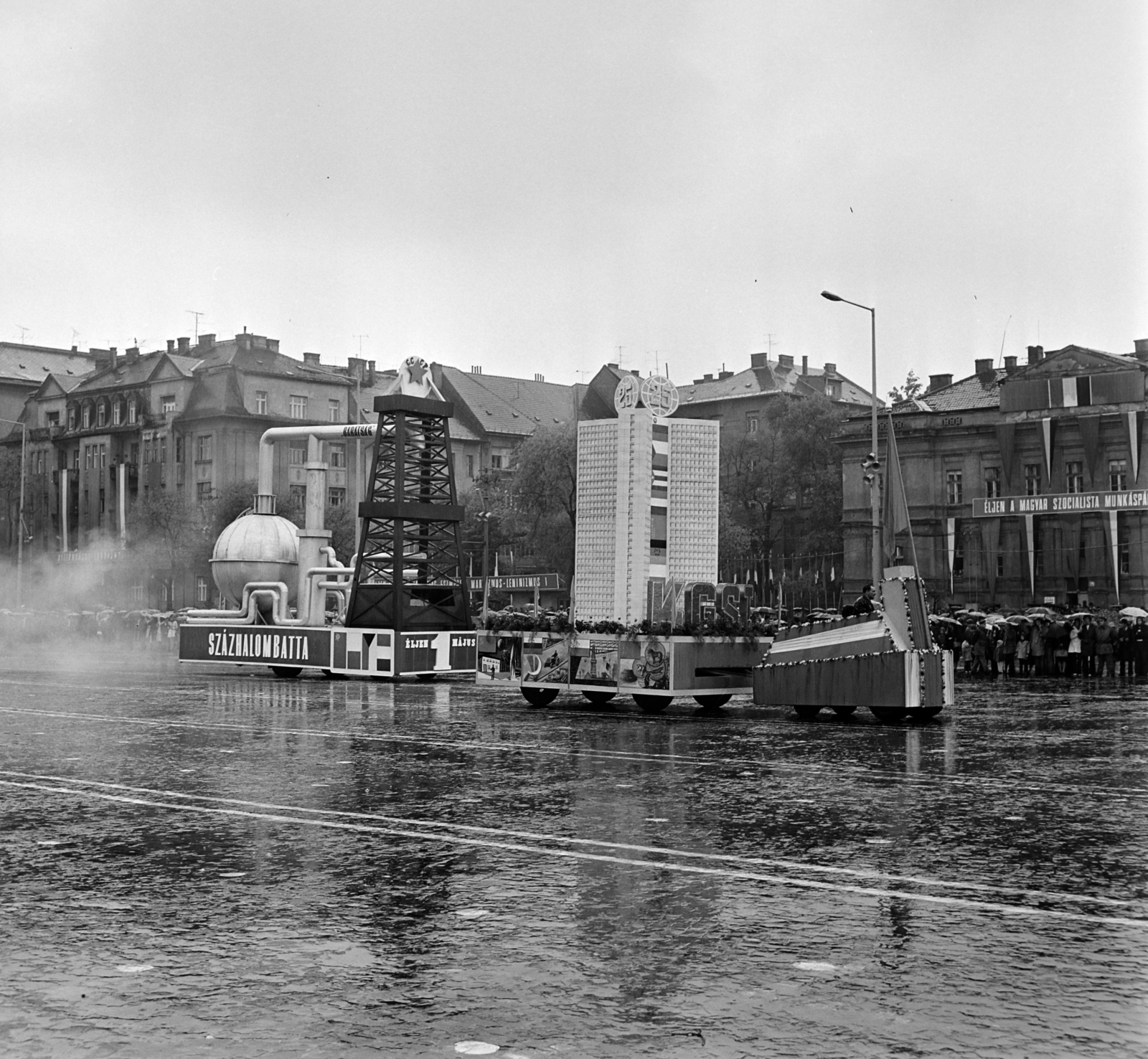 Hungary, Budapest XIV.,Budapest VII., Ötvenhatosok tere (Felvonulási tér), május 1-i felvonulás. Háttérben a Dózsa György út házsora., 1974, Bojár Sándor, Budapest, Fortepan #195497