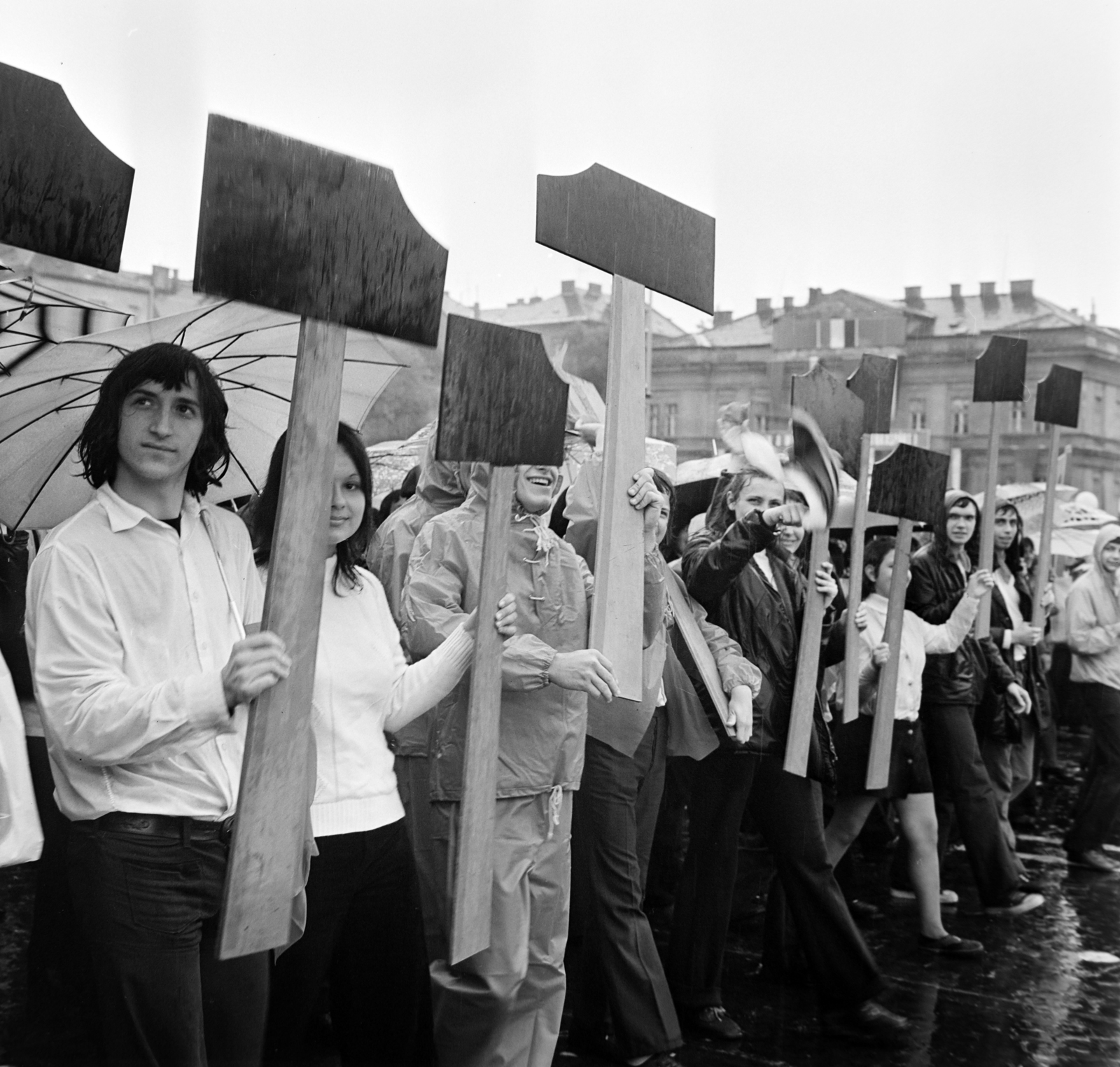 Hungary, Budapest XIV.,Budapest VII., Ötvenhatosok tere (Felvonulási tér), május 1-i felvonulás. Háttérben a Dózsa György út házsora., 1974, Bojár Sándor, Budapest, Fortepan #195498