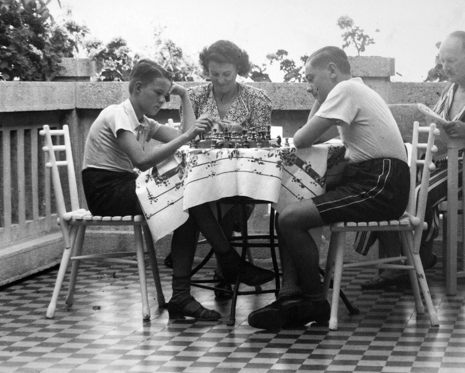 1932, Fortepan, sakk, terasz, kerti bútor, fejtámasztás, átvetett láb, Fortepan #19550