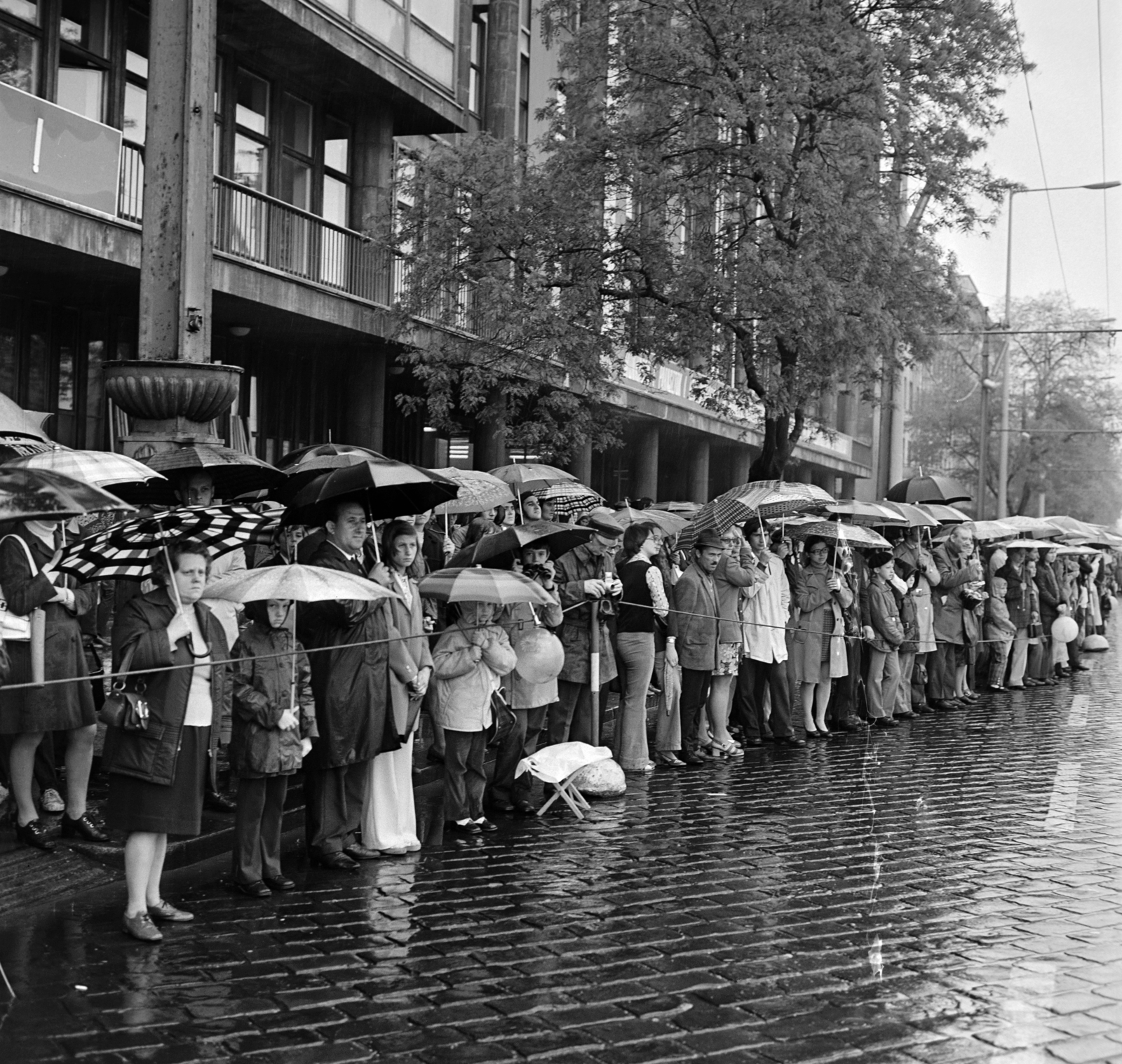 Hungary, Budapest XIV., Dózsa György út, háttérbrn a MÉMOSZ (Magyarországi Építőipari Munkások Országos Szövetsége) székháza, május 1-i felvonulás nézői., 1974, Bojár Sándor, Budapest, Fortepan #195502
