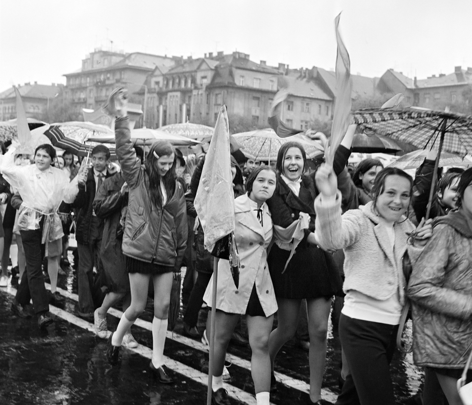 Magyarország, Budapest XIV.,Budapest VII., Ötvenhatosok tere (Felvonulási tér), május 1-i felvonulás. Háttérben a Dózsa György út házsora., 1974, Bojár Sándor, Budapest, Fortepan #195503