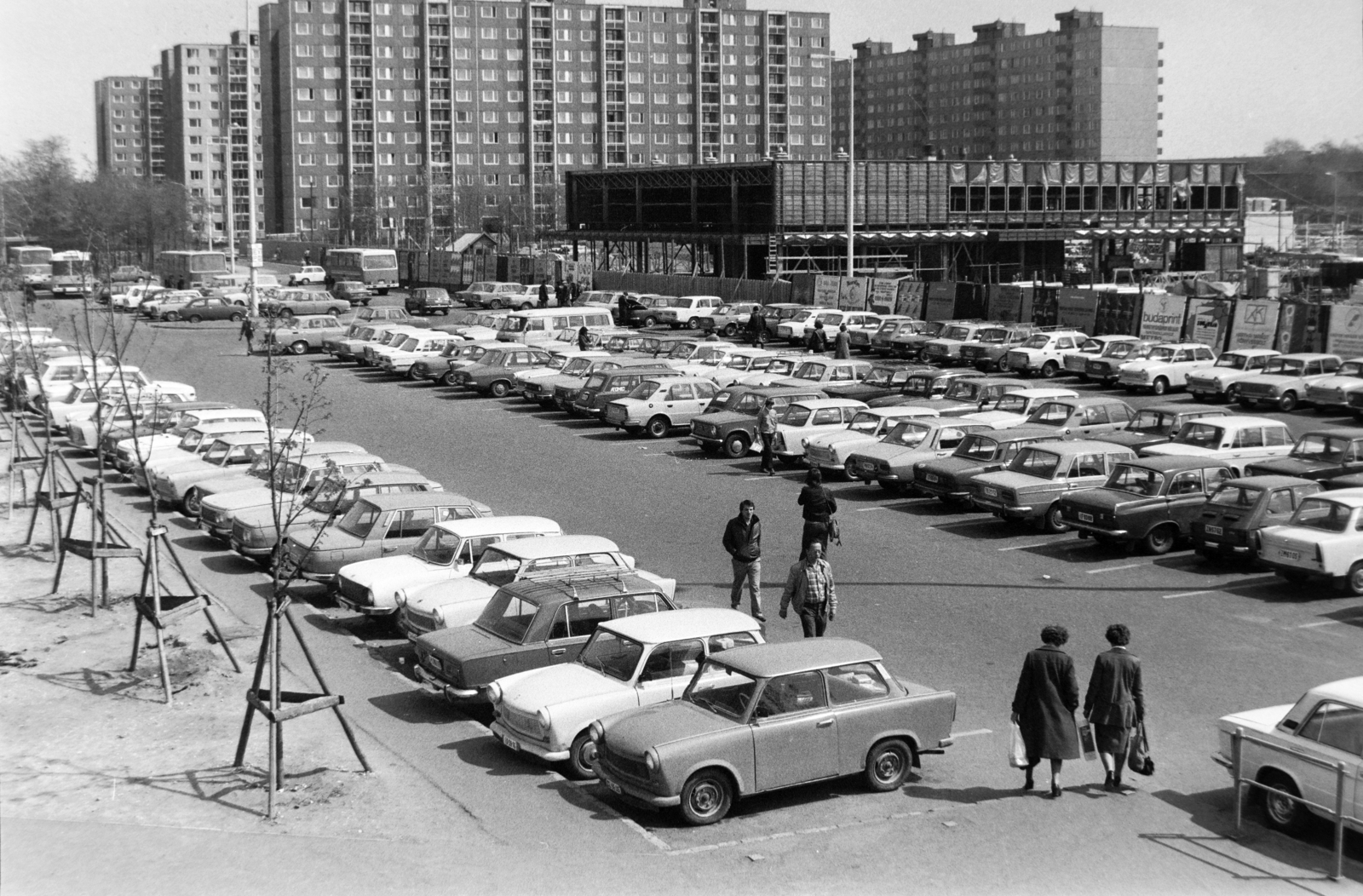 Hungary, Budapest X., Őrs vezér tere, a szovjet bemutatóterem építkezése. Háttérben a Gyakorló utcai lakótelep., 1982, Bojár Sándor, Budapest, Fortepan #195510