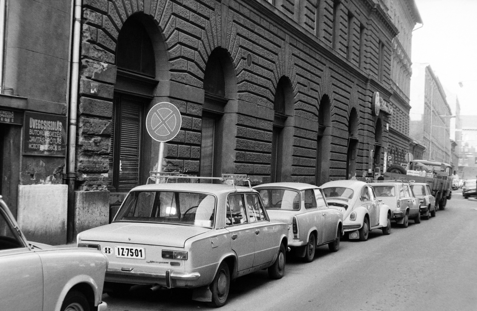 Magyarország, Budapest VII., Hársfa utca a Dob utca kereszteződése előtt, a Király (Majakovszkij) utca felé nézve., 1982, Bojár Sándor, Trabant-márka, Volkswagen-márka, rendszám, Budapest, üvegcsiszolás, Fortepan #195515