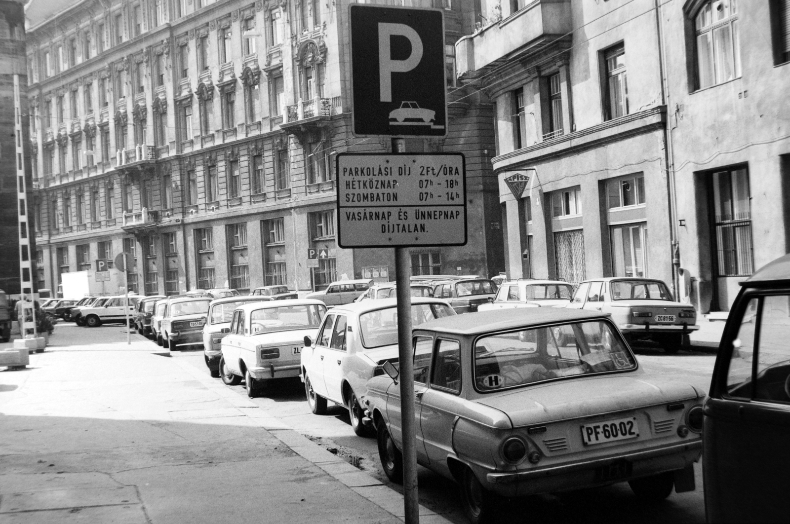 Hungary, Budapest VII., Wesselényi utca, balra a Hősök Templomának sarka, jobbra a Rumbach Sebestyén utca torkolata., 1982, Bojár Sándor, Skoda-brand, Lada-brand, Zaporozhetz-brand, chest, number plate, Budapest, Fortepan #195516