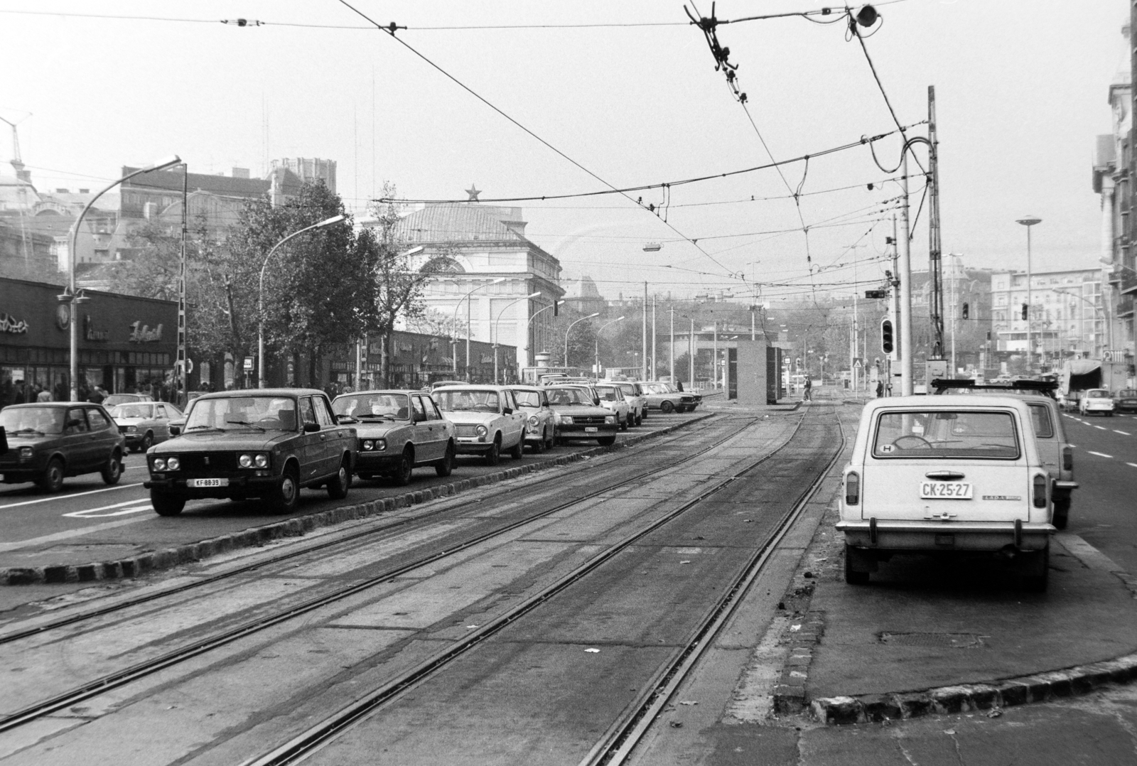 Hungary, Budapest V., Károly (Tanács) körút, háttérben üzletsor a Gerlóczy utca és a Bárczy István utca között (később a Városháza park került kialakításra a helyén). Távolabb a Deák Ferenc téri evangélikus templom., 1985, Bojár Sándor, number plate, Budapest, Fortepan #195518