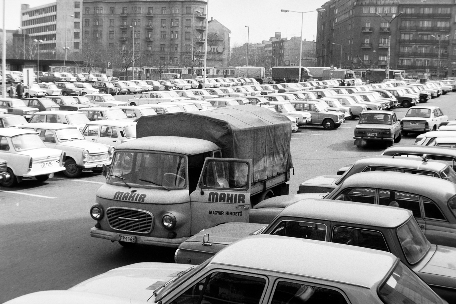 Hungary, Budapest I.,Budapest II., parkoló a Lövőház utca és a Retek utca között, szemben a Csalogány utca., 1982, Bojár Sándor, Trabant-brand, Barkas-brand, number plate, Budapest, Fortepan #195528