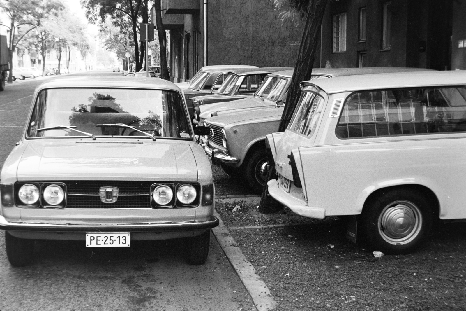 Hungary, Budapest XIII., a felvétel a Pannónia (Rajk László) utca 49/a és 49/b számú ház előtt készült., 1982, Bojár Sándor, number plate, Budapest, Fortepan #195531