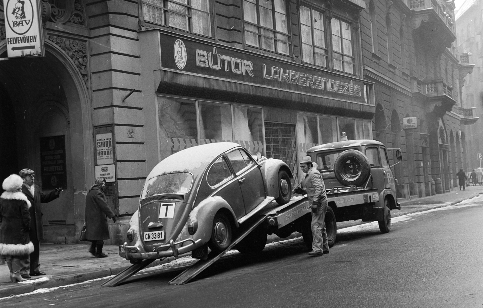 Hungary, Budapest VII., Dohány utca, a felvétel a 16-18 számú ház előtt készült., 1983, Bojár Sándor, Volkswagen-brand, number plate, Volkswagen Beetle, Budapest, Fortepan #195542