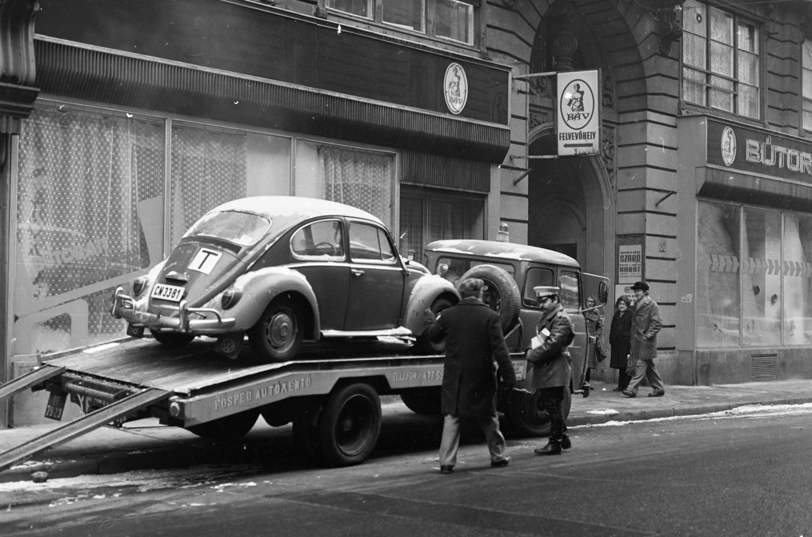 Hungary, Budapest VII., Dohány utca, a felvétel a 16-18 számú ház előtt készült., 1983, Bojár Sándor, Volkswagen-brand, number plate, Volkswagen Beetle, Budapest, Fortepan #195543