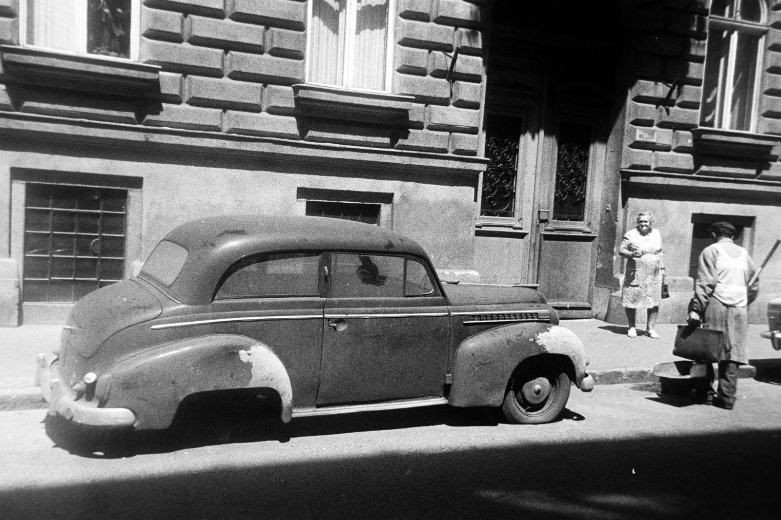 Hungary, Budapest VII., Dohány utca, az autóroncs a 78-as számú ház előtt áll., 1972, Bojár Sándor, Budapest, Fortepan #195550