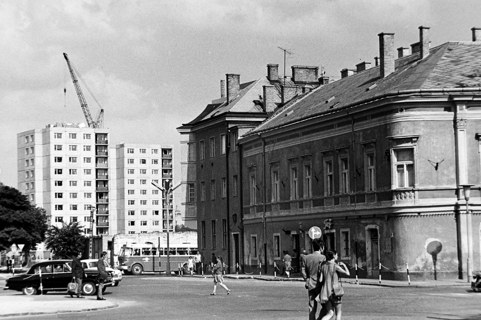 Magyarország, Székesfehérvár, Mátyás király körút a Várkörút (Népköztársaság út) felé nézve, háttérben a Vízivárosi (Velinszky) lakótelep., 1971, Bojár Sándor, Fortepan #195557