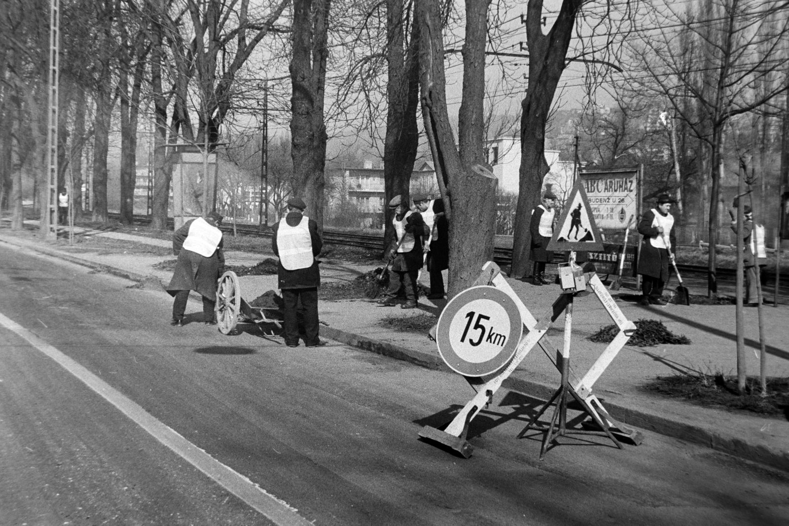 Hungary, Budapest II., Hűvösvölgyi út (Vörös Hadsereg útja), a háttérben a villamos pálya mögött a Kelemen László utca és a Ditró utca közötti házsor látható., 1979, Bojár Sándor, Budapest, Fortepan #195573