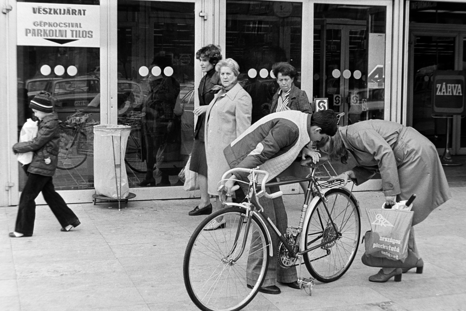 Magyarország, Budapest XI., Október huszonharmadika (Schönherz Zoltán) utca, Skála Budapest Szövetkezeti Nagyáruház. Bejárat a Bercsényi utca felőli parkolónál., 1978, Bojár Sándor, Budapest, országúti kerékpár, Fortepan #195581