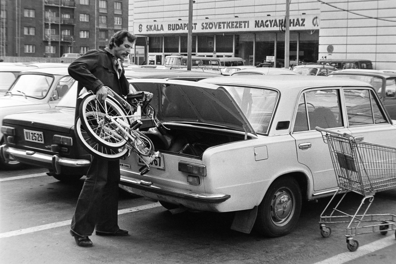 Hungary, Budapest XI., Október huszonharmadika (Schönherz Zoltán) utca, a Skála Budapest Szövetkezeti Nagyáruház. Parkoló a Bercsényi utcánál., 1978, Bojár Sándor, Budapest, Fortepan #195582