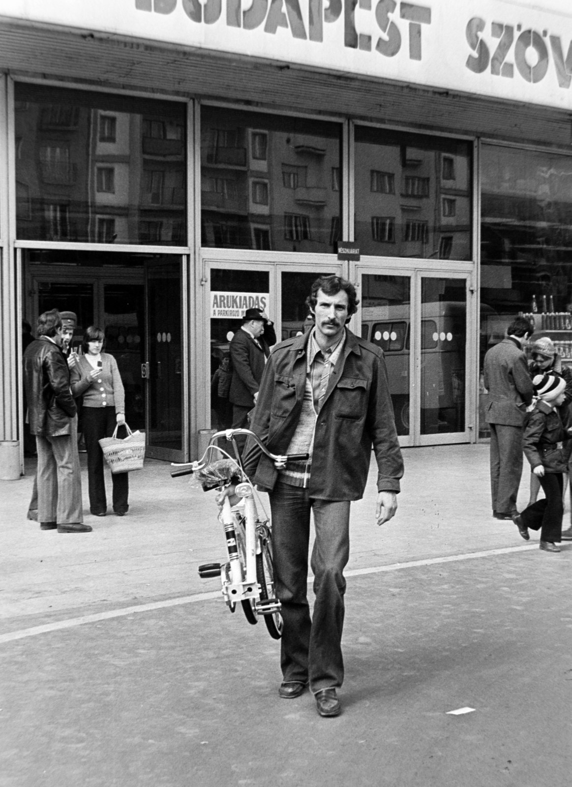 Hungary, Budapest XI., Október huszonharmadika (Schönherz Zoltán) utca, Skála Budapest Szövetkezeti Nagyáruház. Bejárat a Bercsényi utca felőli parkolónál., 1978, Bojár Sándor, Budapest, bicycle, Fortepan #195583